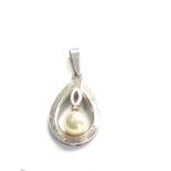14ct white gold pearl & diamond pendant (3g)