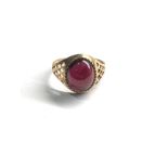 9ct gold garnet oval cabochon ring (2.9g)