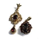 2 x 9ct gold vintage garnet pendants (3.7g)