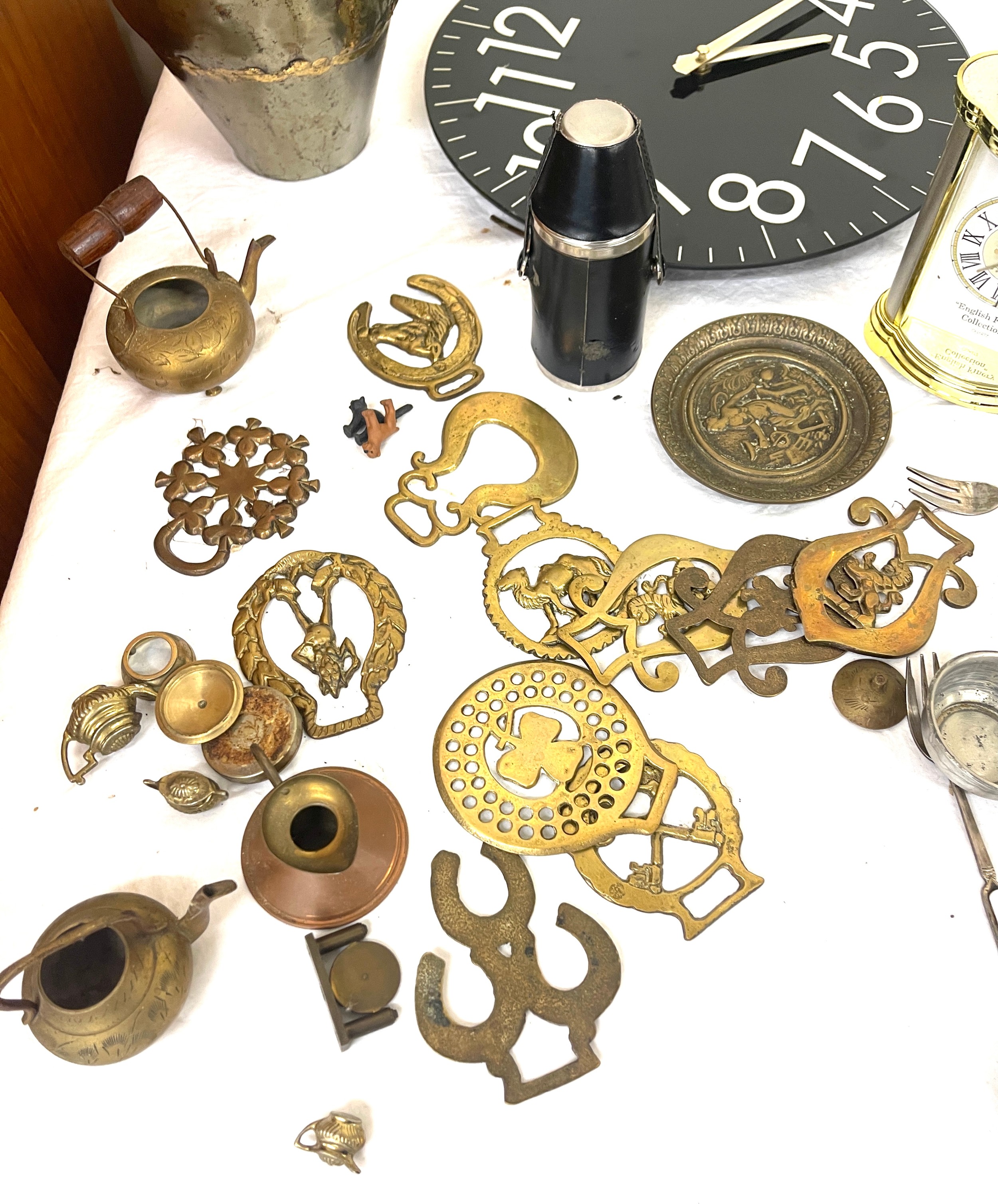 Assortment of vintage brassware, metalware, clocks, cutlery to include Viners - Bild 5 aus 9