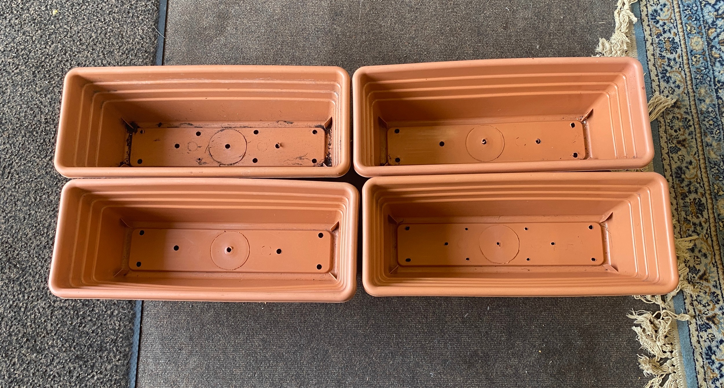 4 Plastic planters