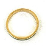 18ct gold hallmarked enamel band, approximate weight: 2.8g