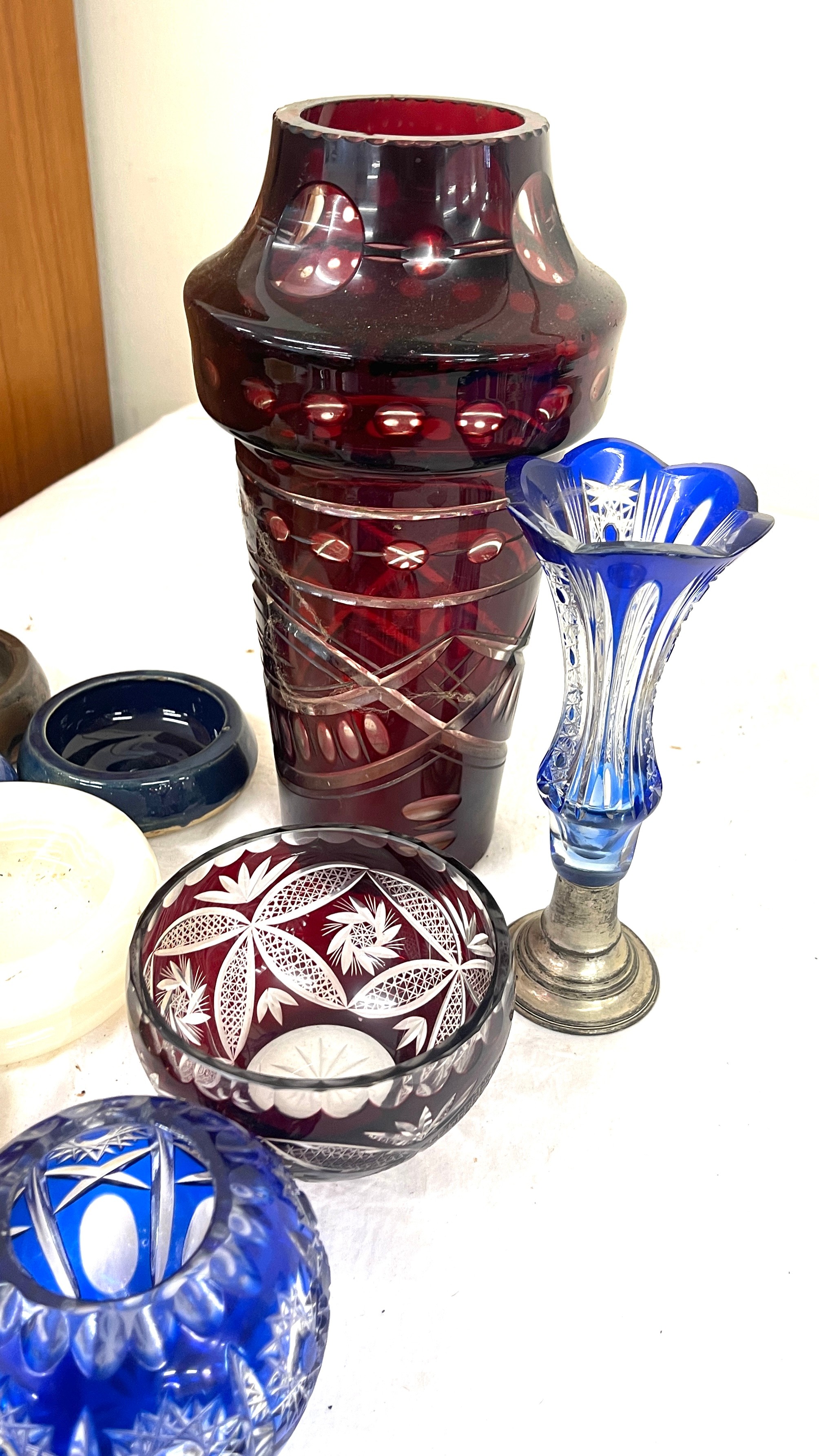 Selection coloured glassware, selection onyx ashtrays, all in good overall condition, largest - Bild 2 aus 3