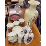 Large selection of miscellaneous pieces to include pottery, vases, glassware etc