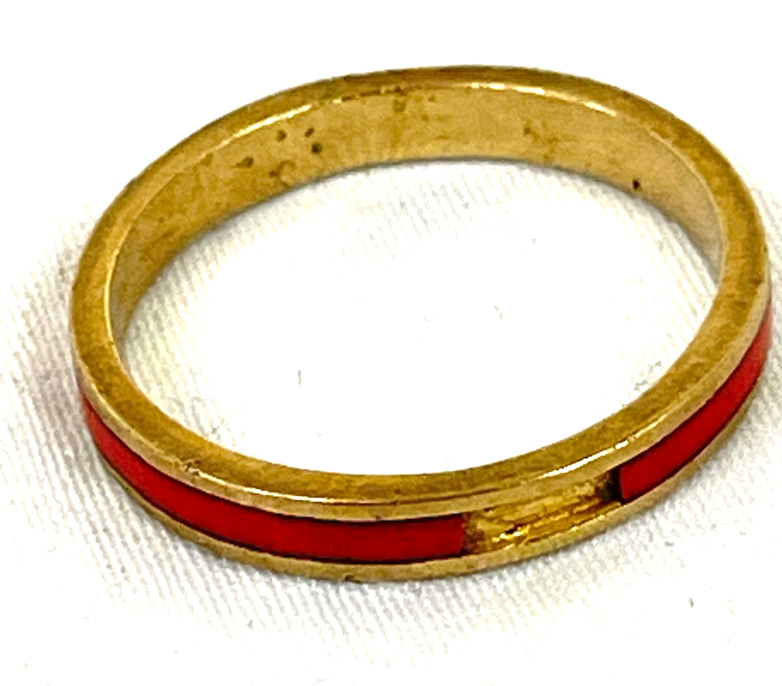 18ct gold hallmarked enamel band, damage to enamel as seen in image, approximate weight: 2.8g - Image 3 of 4