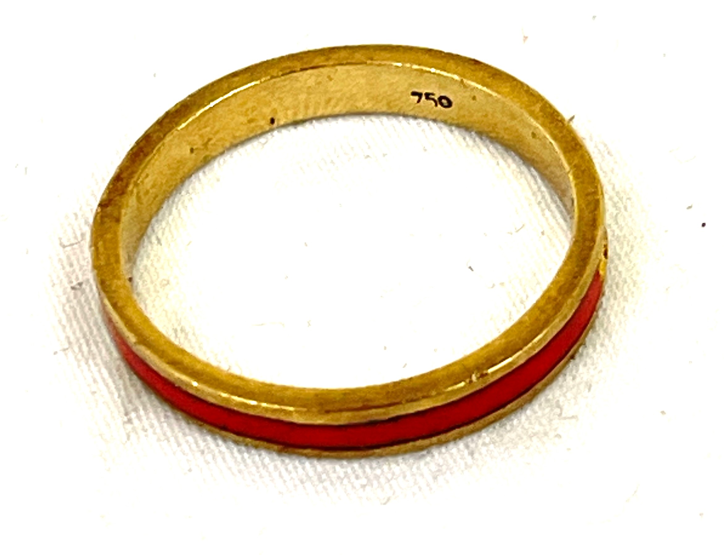 18ct gold hallmarked enamel band, damage to enamel as seen in image, approximate weight: 2.8g - Image 4 of 4