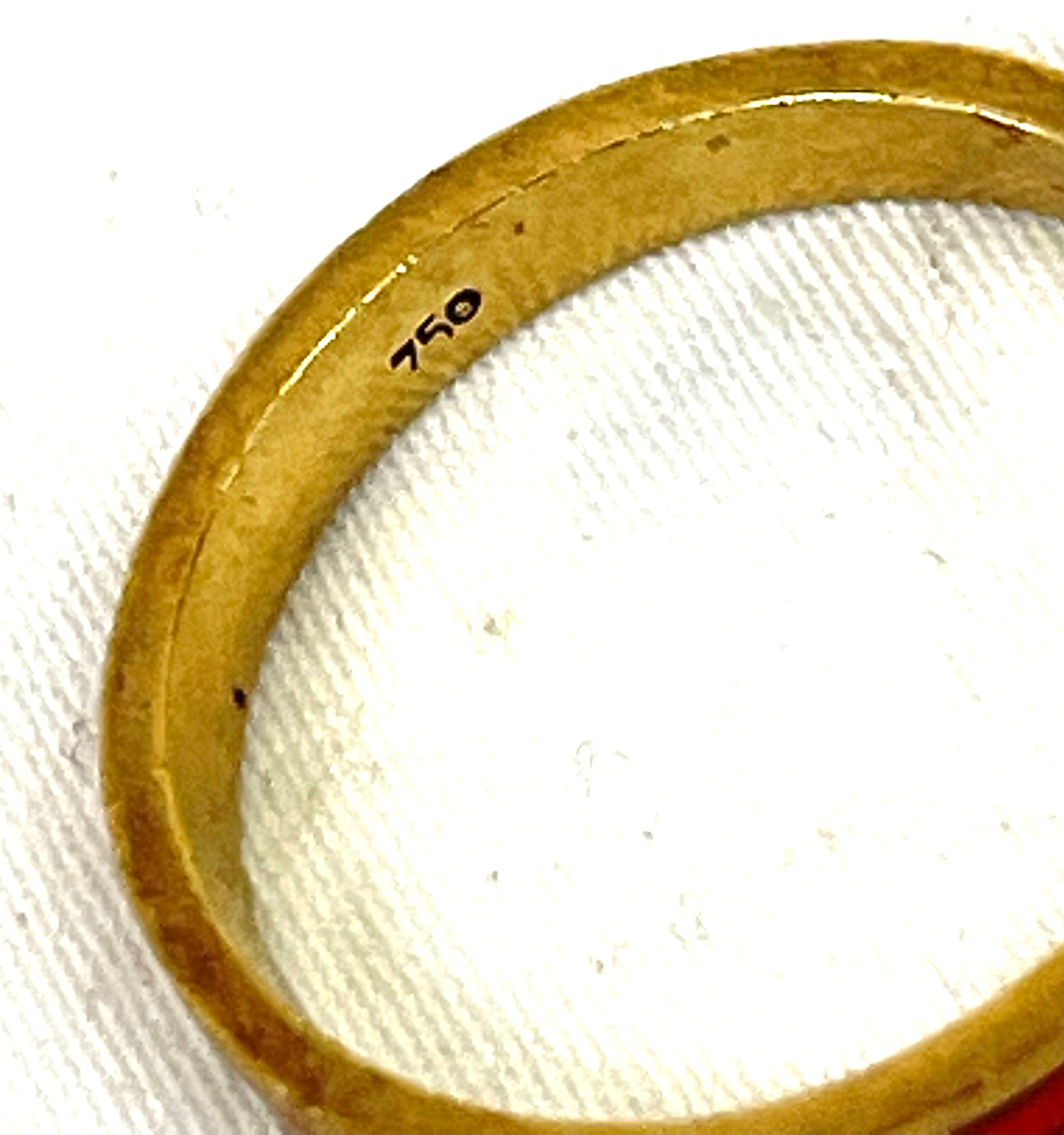 18ct gold hallmarked enamel band, damage to enamel as seen in image, approximate weight: 2.8g - Image 2 of 4