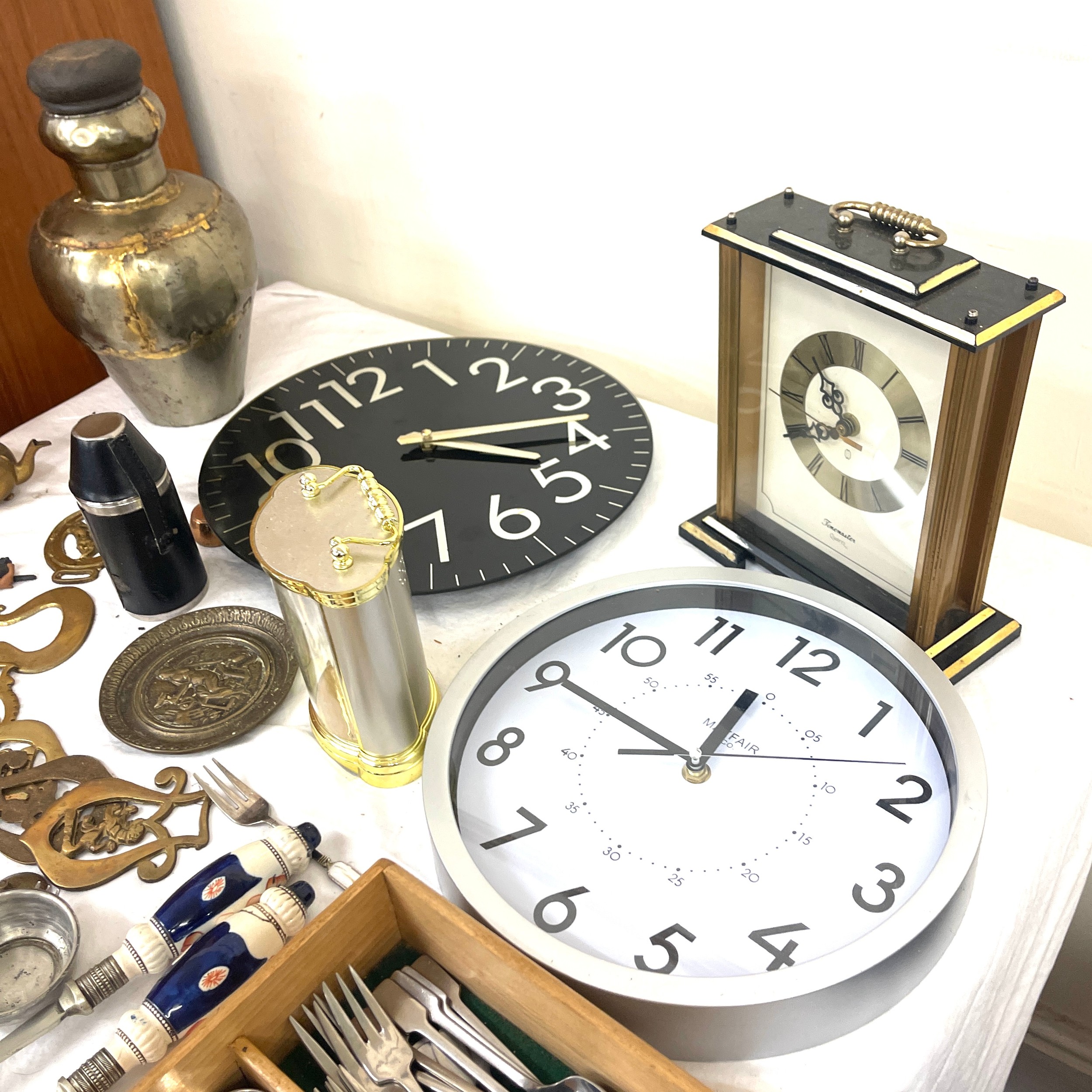 Assortment of vintage brassware, metalware, clocks, cutlery to include Viners - Bild 8 aus 9