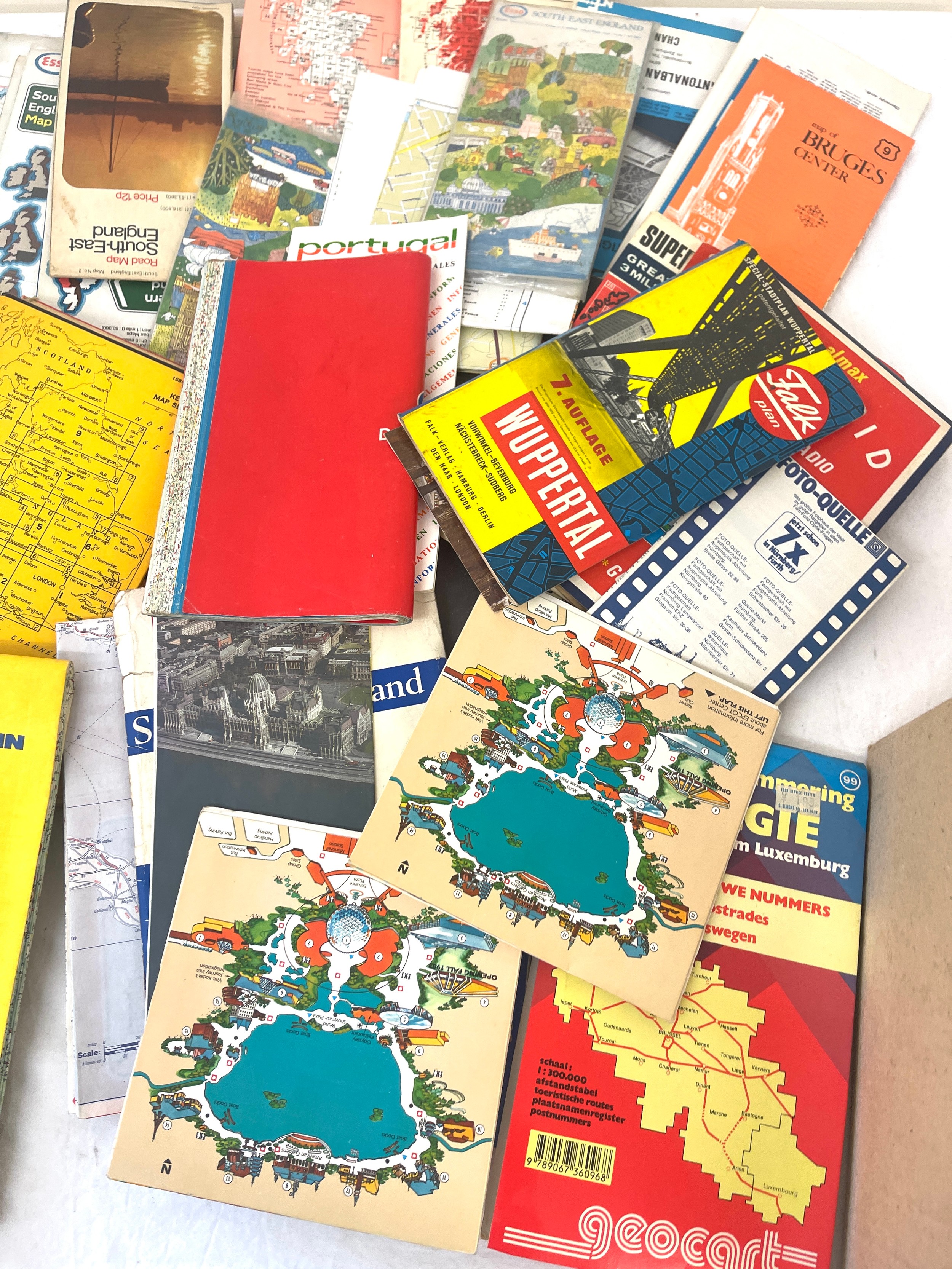 Selection of road and tourist maps, to include UK, Europe etc - Image 4 of 7