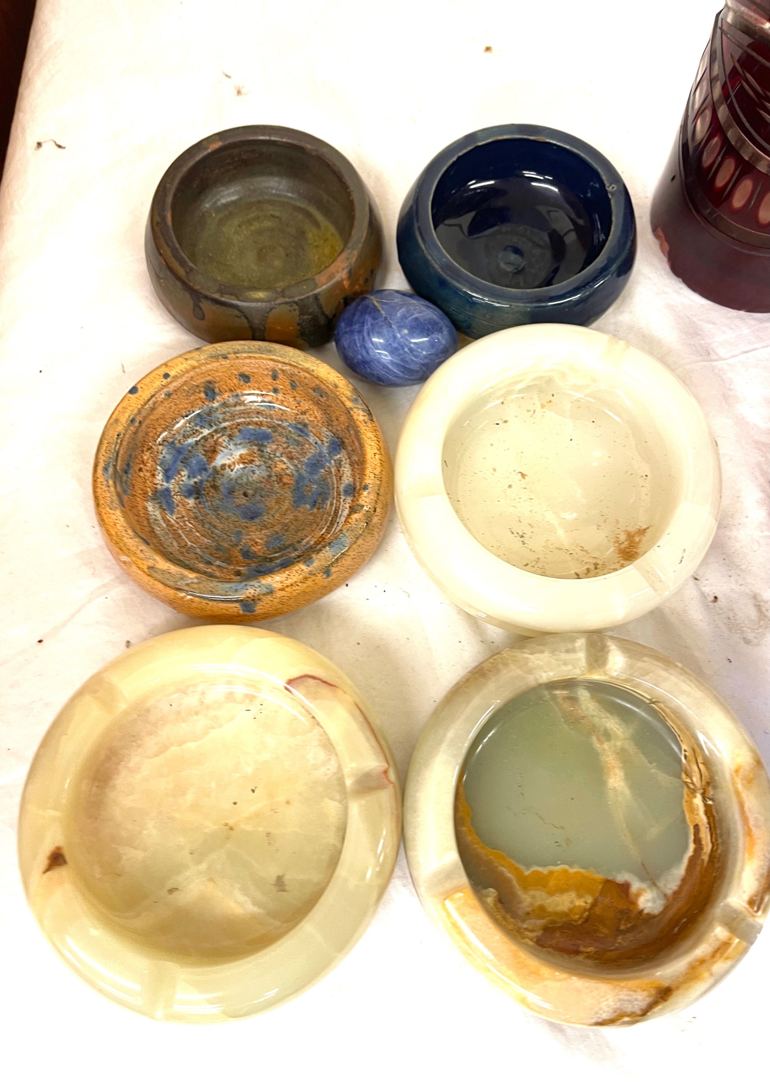 Selection coloured glassware, selection onyx ashtrays, all in good overall condition, largest - Bild 3 aus 3