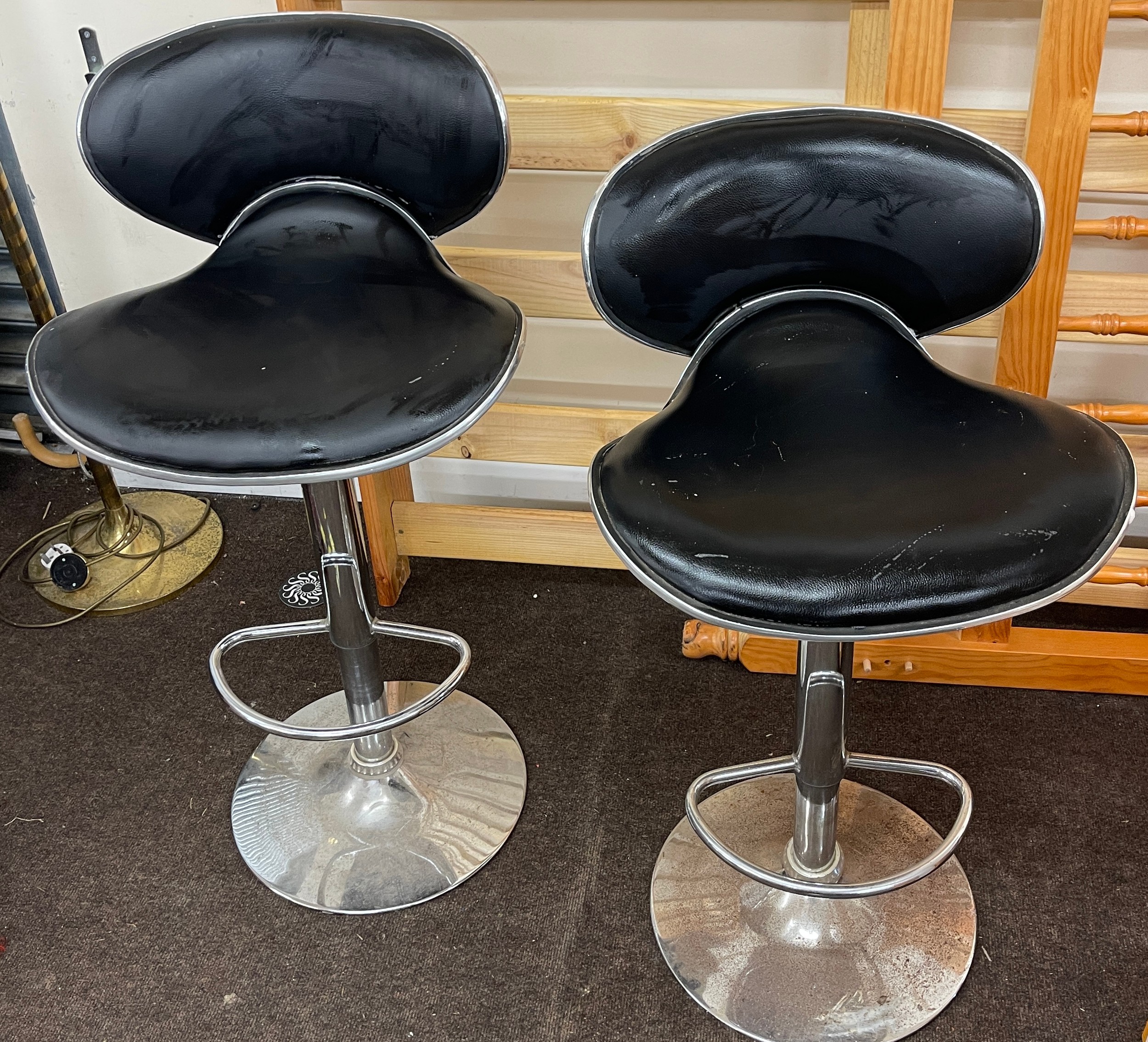 2 Gas lift bar stools