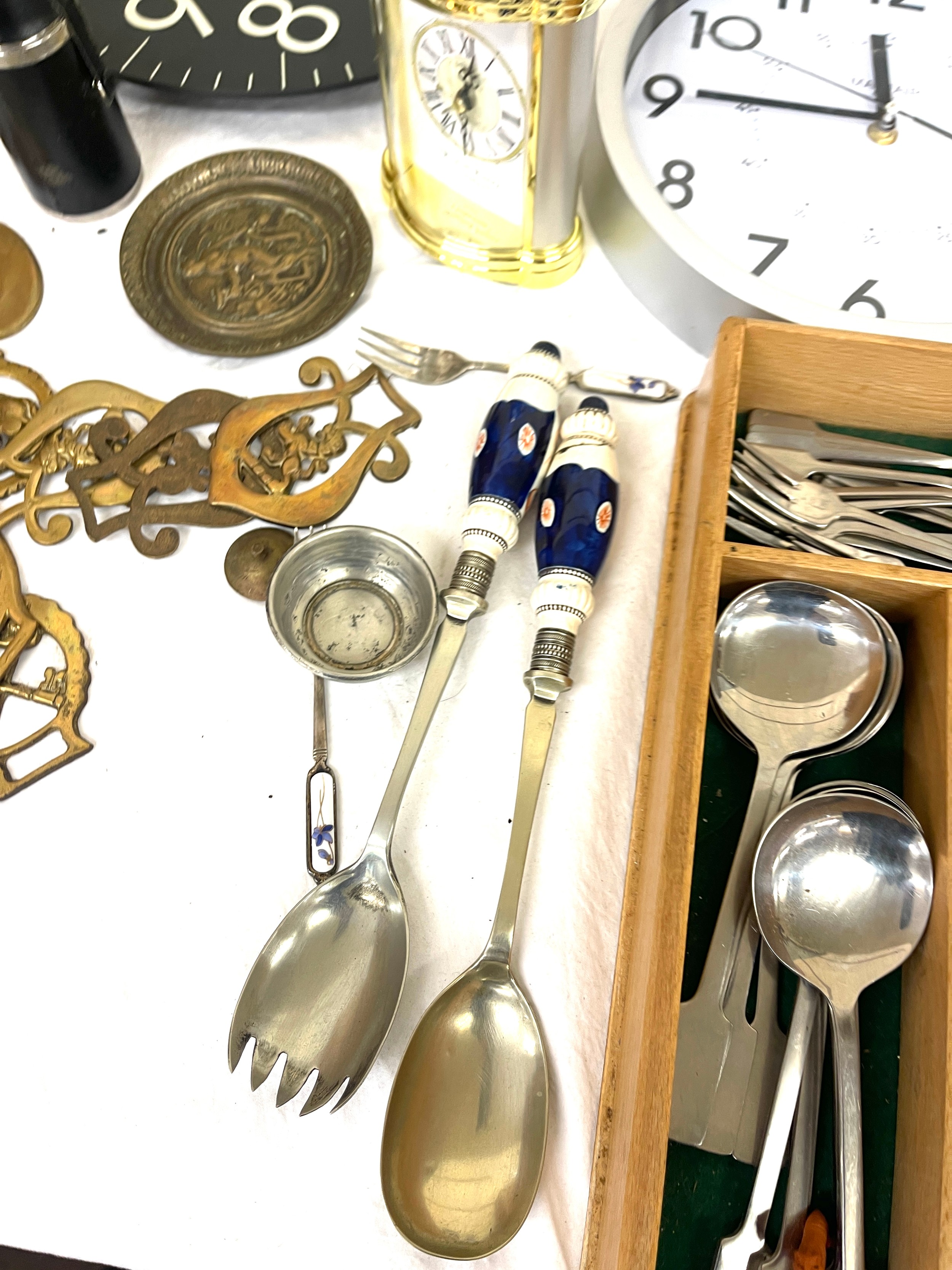 Assortment of vintage brassware, metalware, clocks, cutlery to include Viners - Bild 6 aus 9