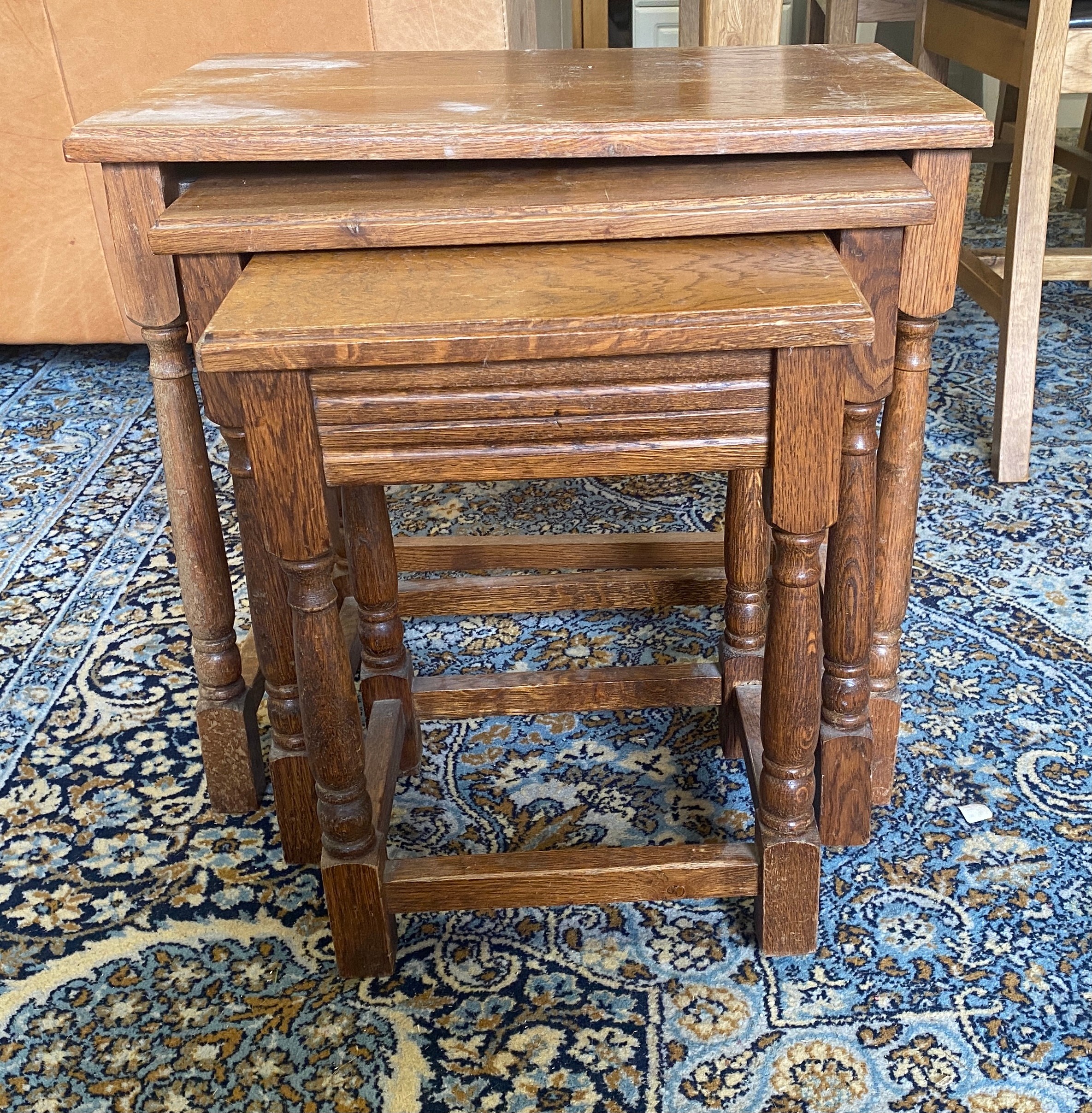 Nest of 3 oak tables - Image 2 of 2