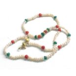 18ct gold clasp pearl, coral & emerald necklace (17.1g)
