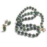 2 x 9ct clasp & beads vintage nephrite necklace & earrings (13.2g)