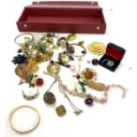 Box of assorted costume jewellery