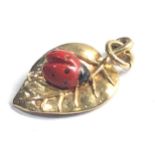 9ct gold enamelled ladybird on leaf pendant weight 1.5g