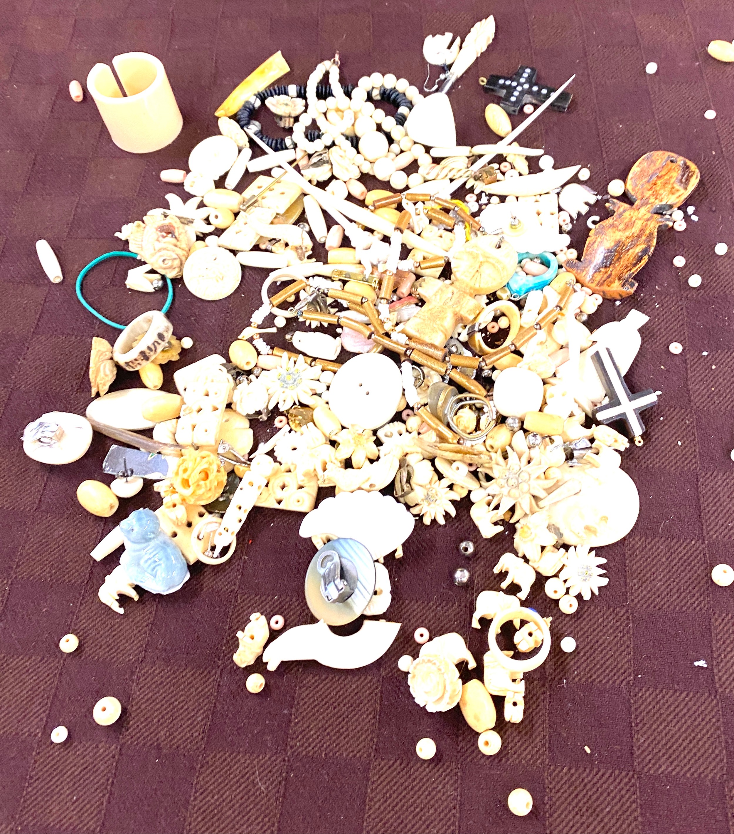 Tray of assorted carved bone items