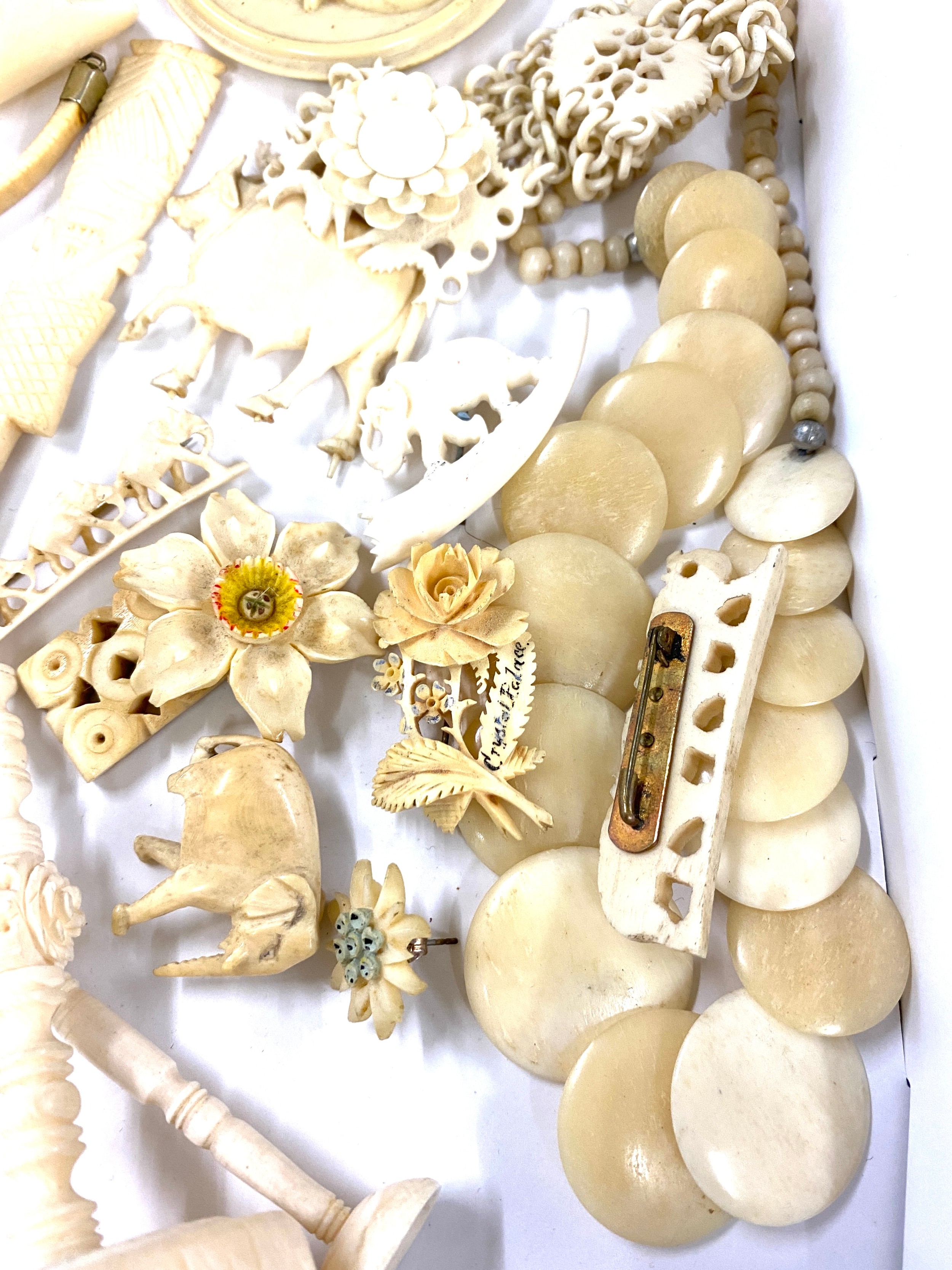 Tray of assorted carved bone items - Image 2 of 4