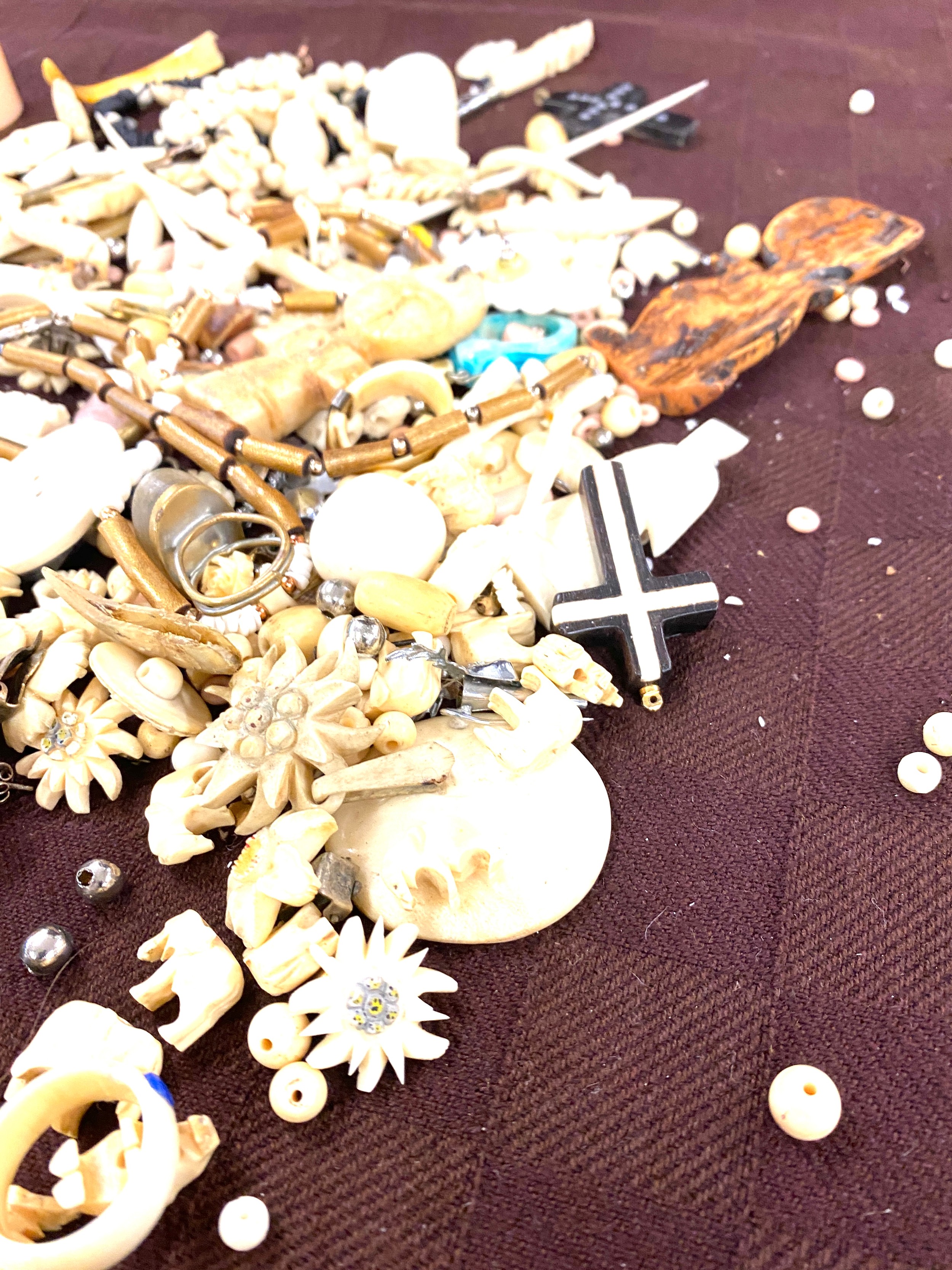 Tray of assorted carved bone items - Image 2 of 3