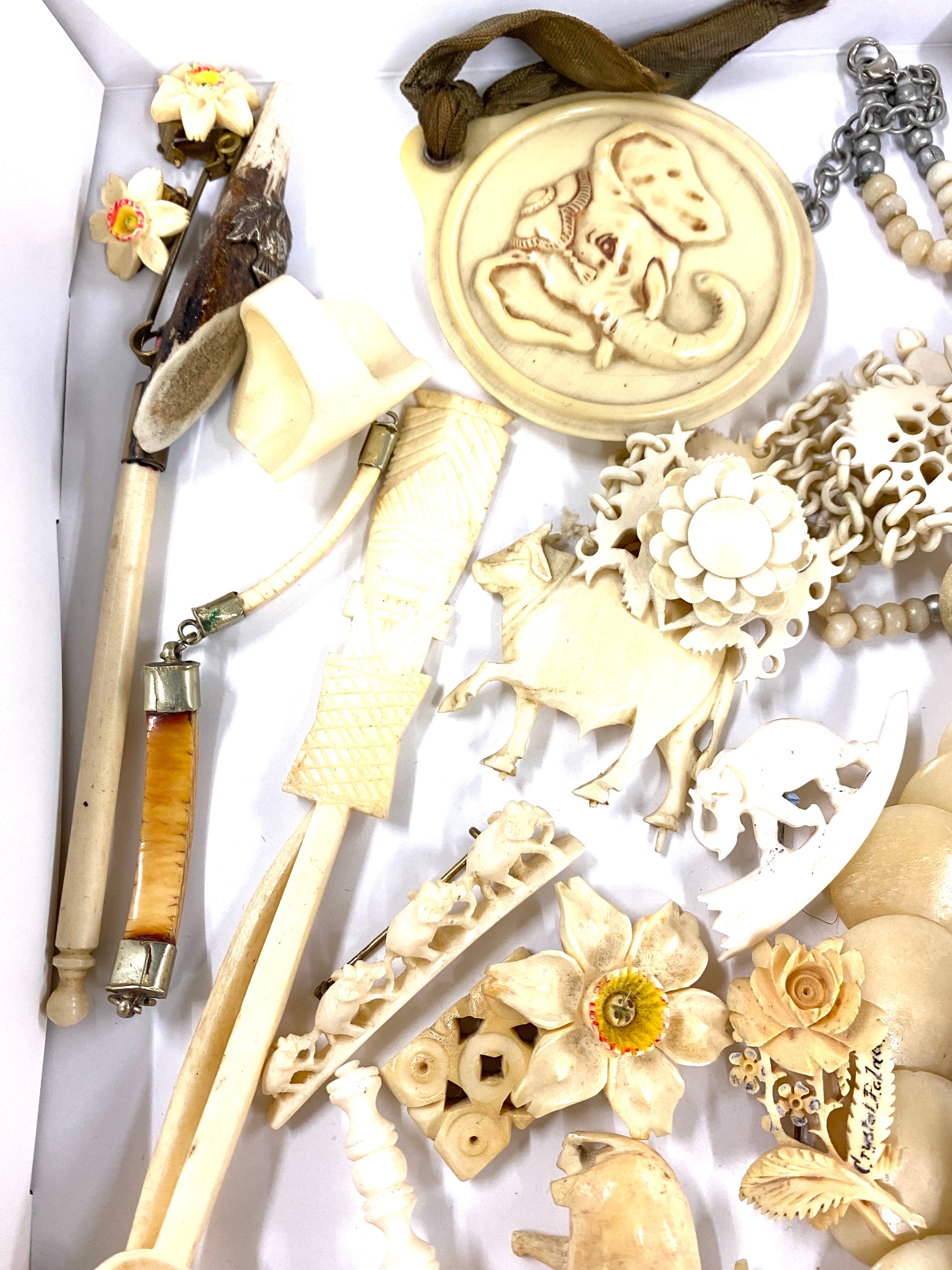 Tray of assorted carved bone items - Image 4 of 4