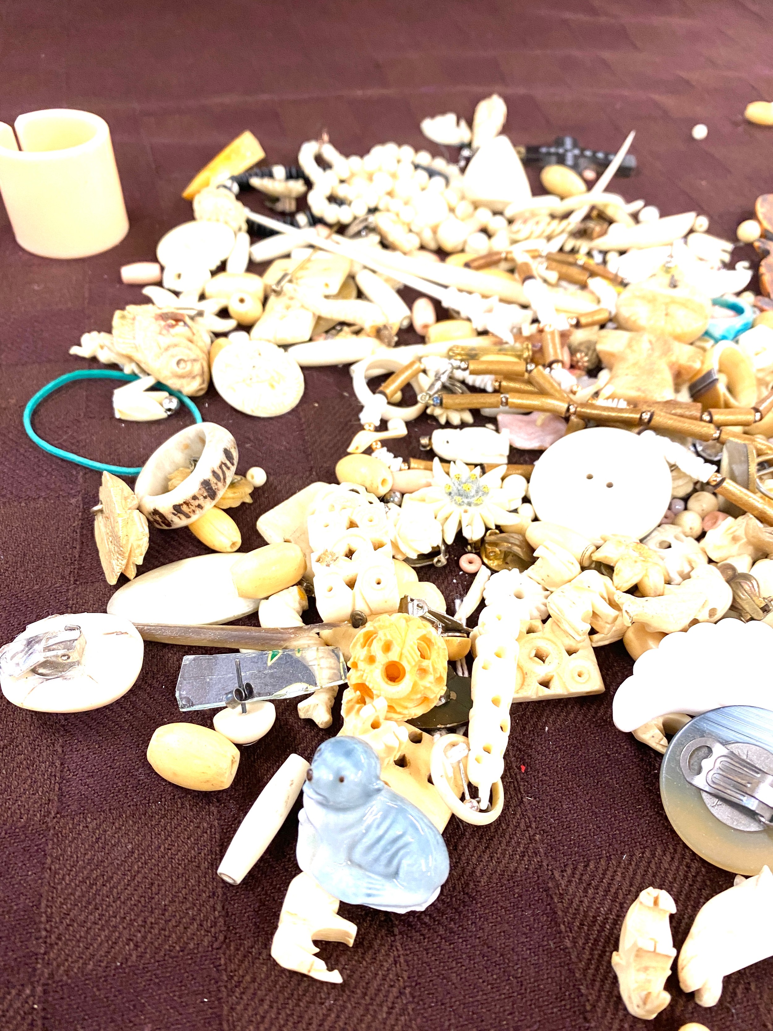 Tray of assorted carved bone items - Image 3 of 3