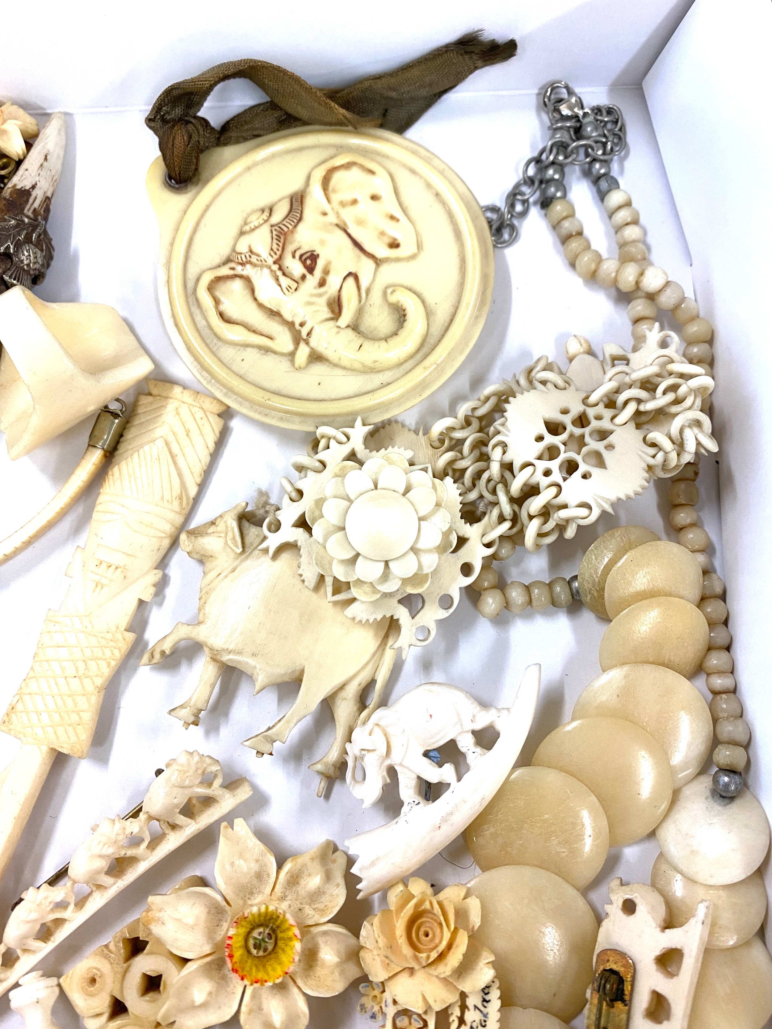 Tray of assorted carved bone items - Image 3 of 4