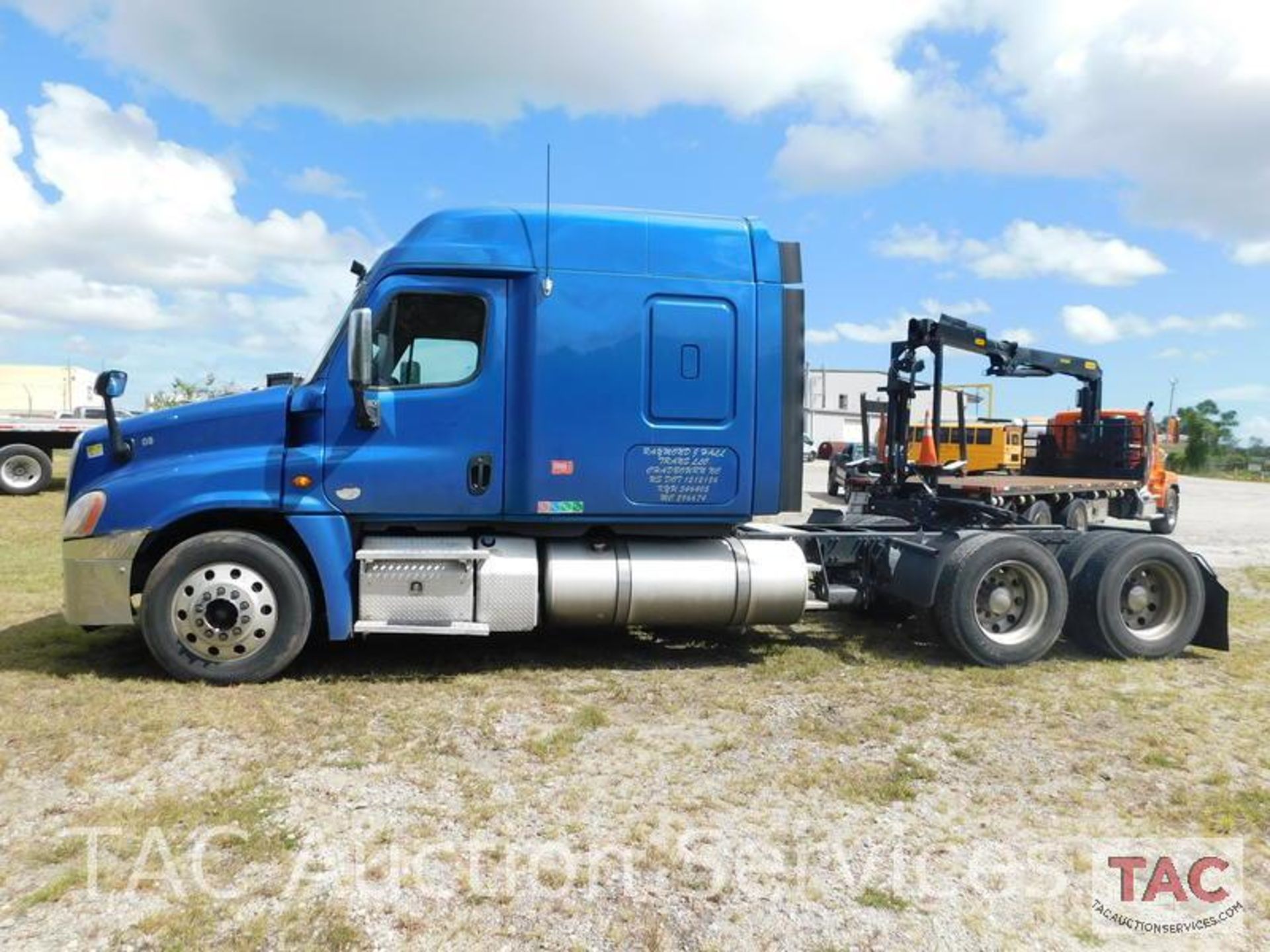 2013 Freightliner Cascadia - Image 4 of 81