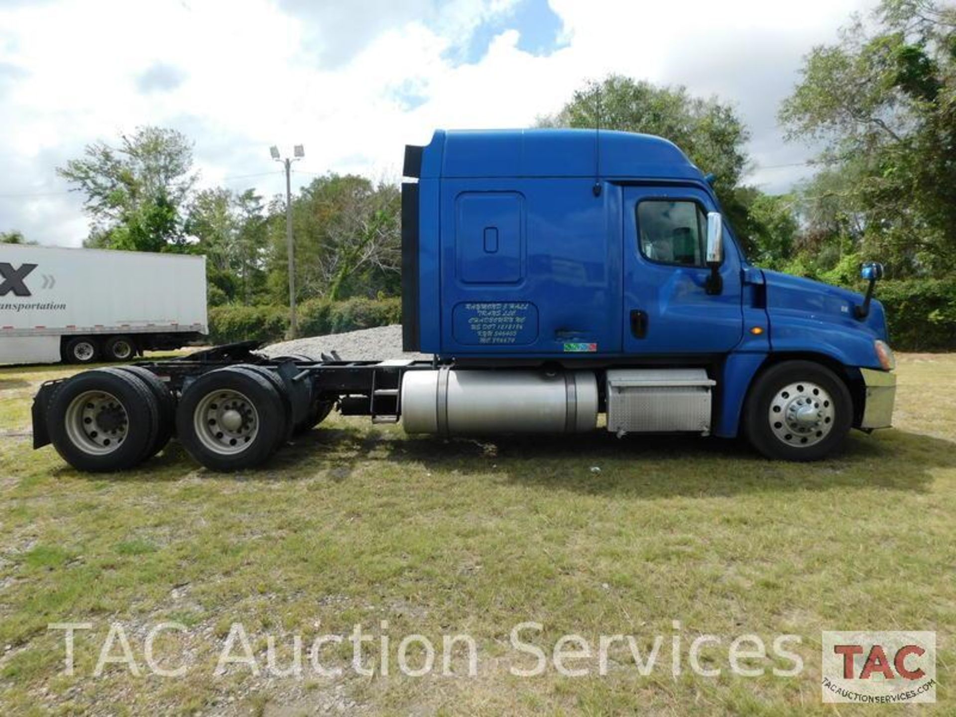 2013 Freightliner Cascadia - Image 9 of 81