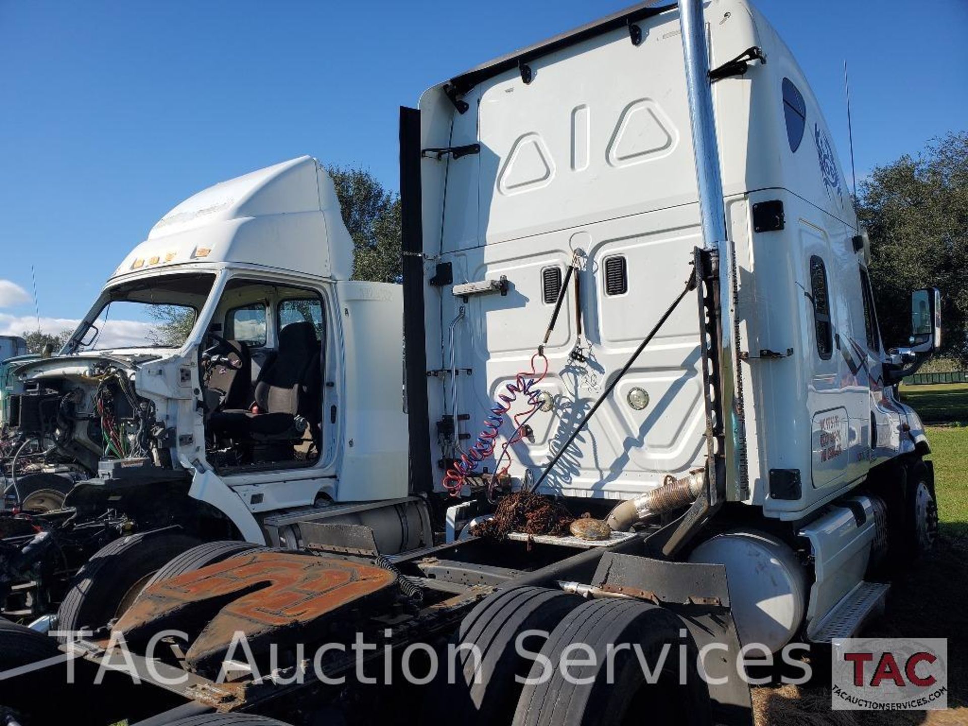 2012 Freightliner Cascadia - Image 4 of 80