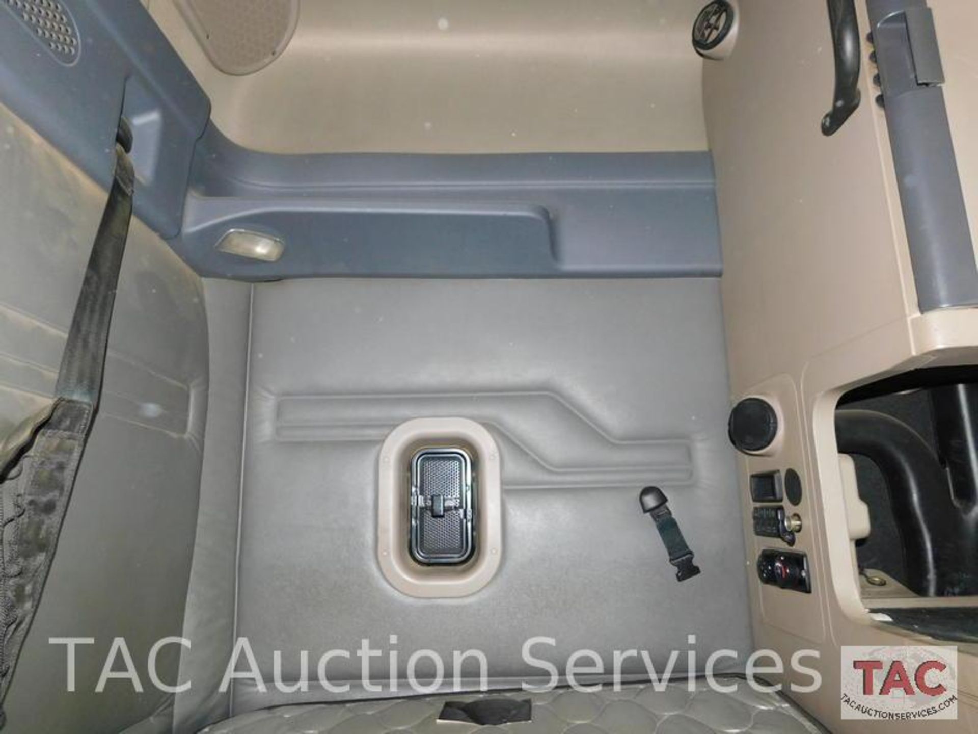 2013 Freightliner Cascadia - Image 30 of 81