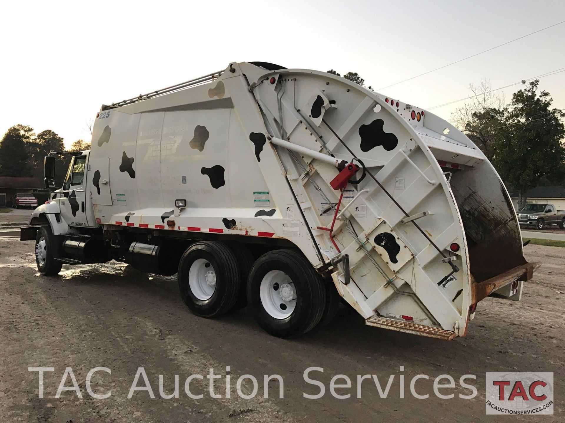 2006 International 7400 Garbage Truck - Image 5 of 55