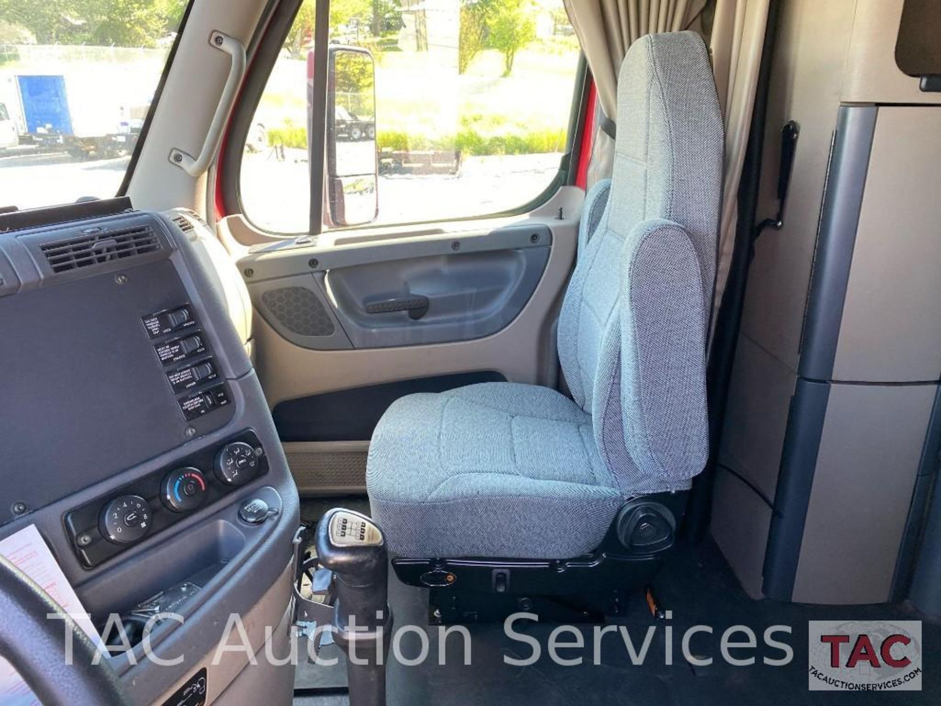 2013 Freightliner Cascadia - Image 33 of 79