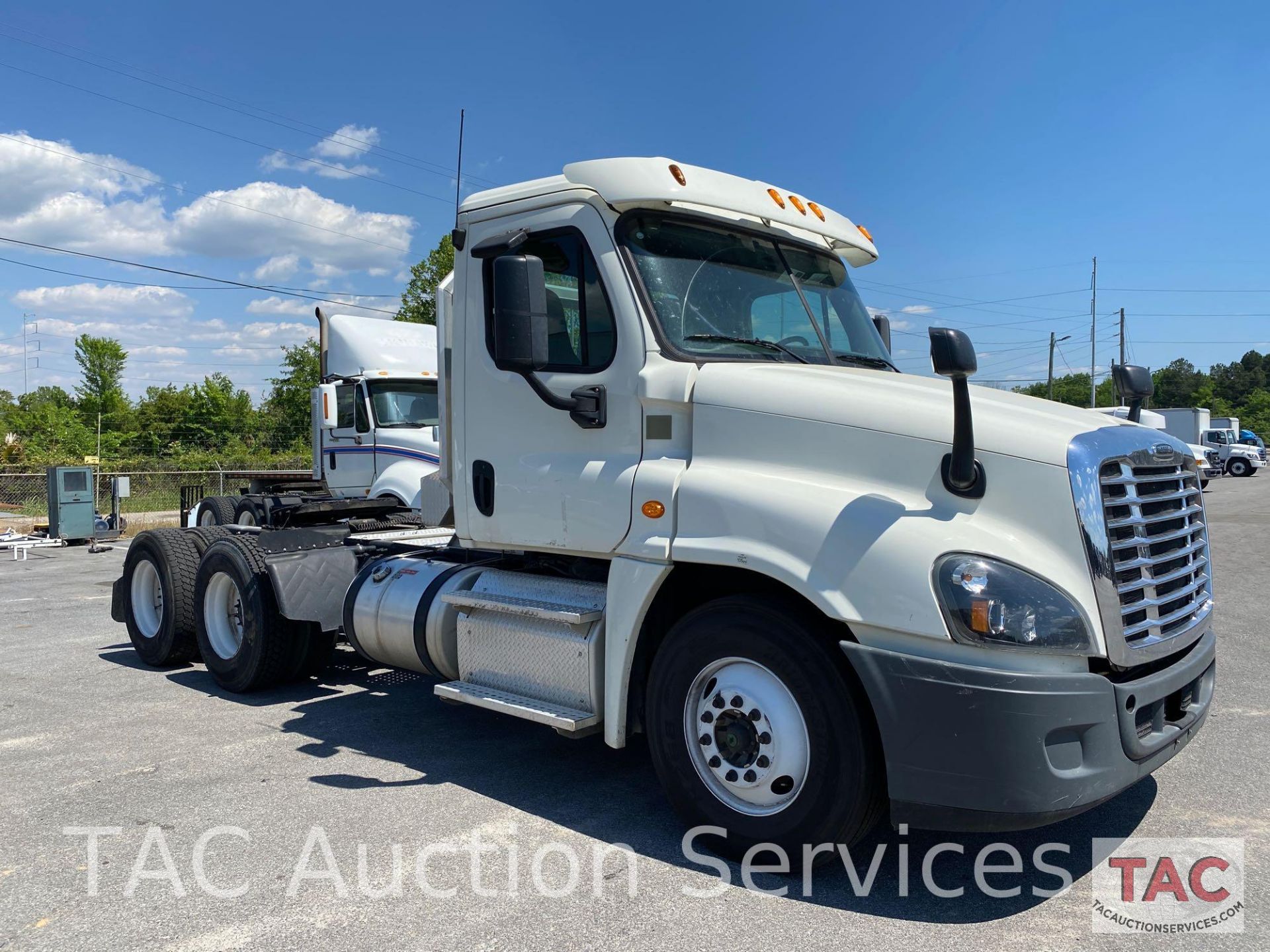 2015 Freightliner Cascadia - Image 3 of 42