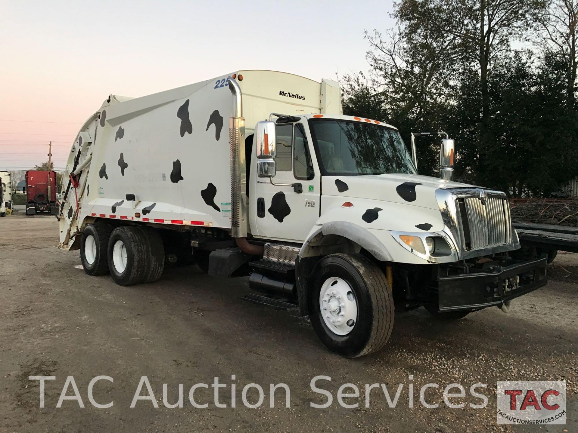 2006 International 7400 Garbage Truck - Image 3 of 55