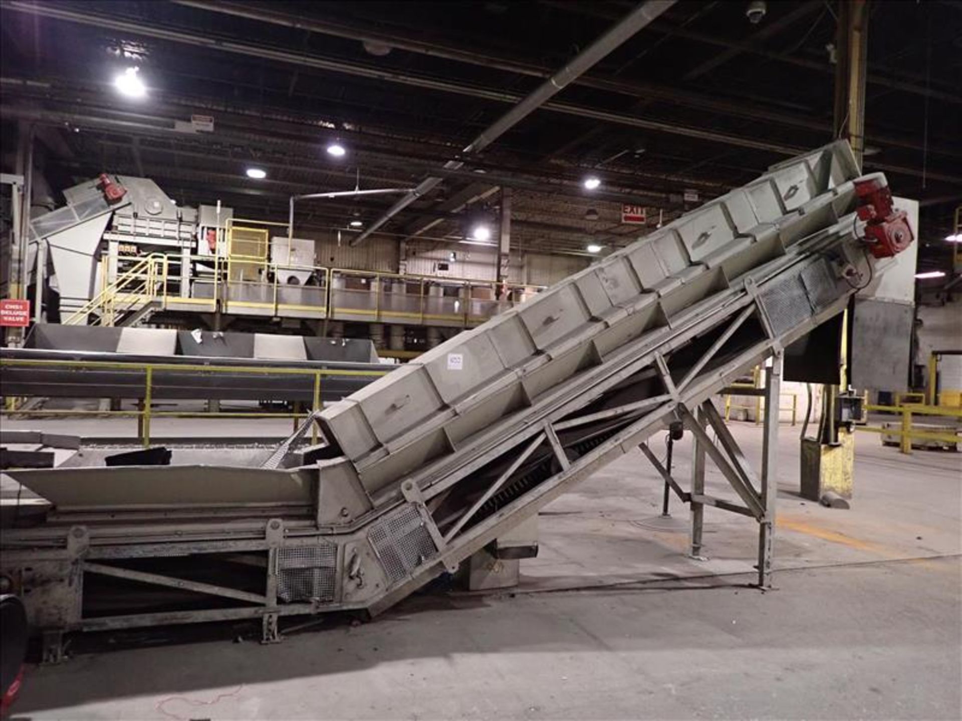 Inclined conveyor, approx. 32" x 24', power, fluted belt (Subject to confirmation. The winner will - Image 2 of 2