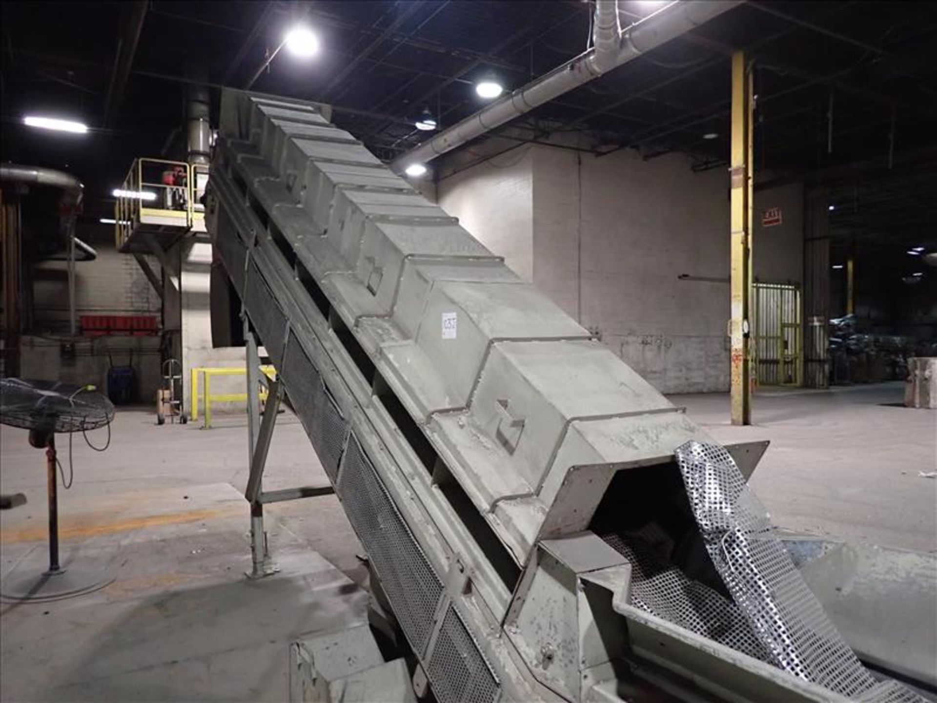 Inclined conveyor, approx. 32" x 24', power, fluted belt (Subject to confirmation. The winner will