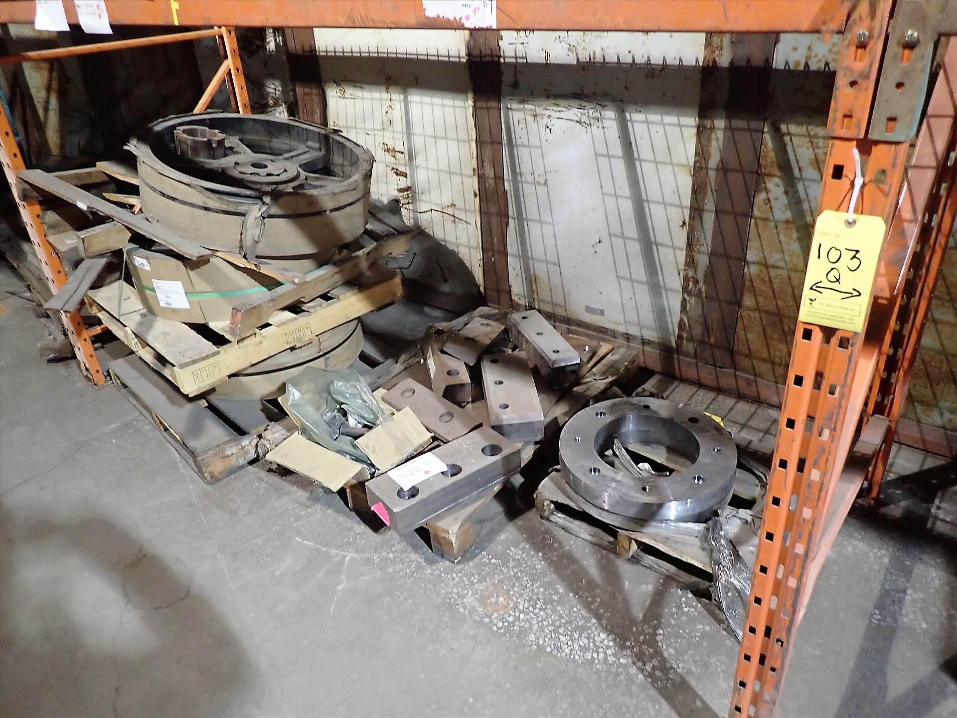 Chain Shredding Line 1/2 spare parts, incl.: wear plates, anvil blocks, hydraulic door cylinder, - Image 2 of 3