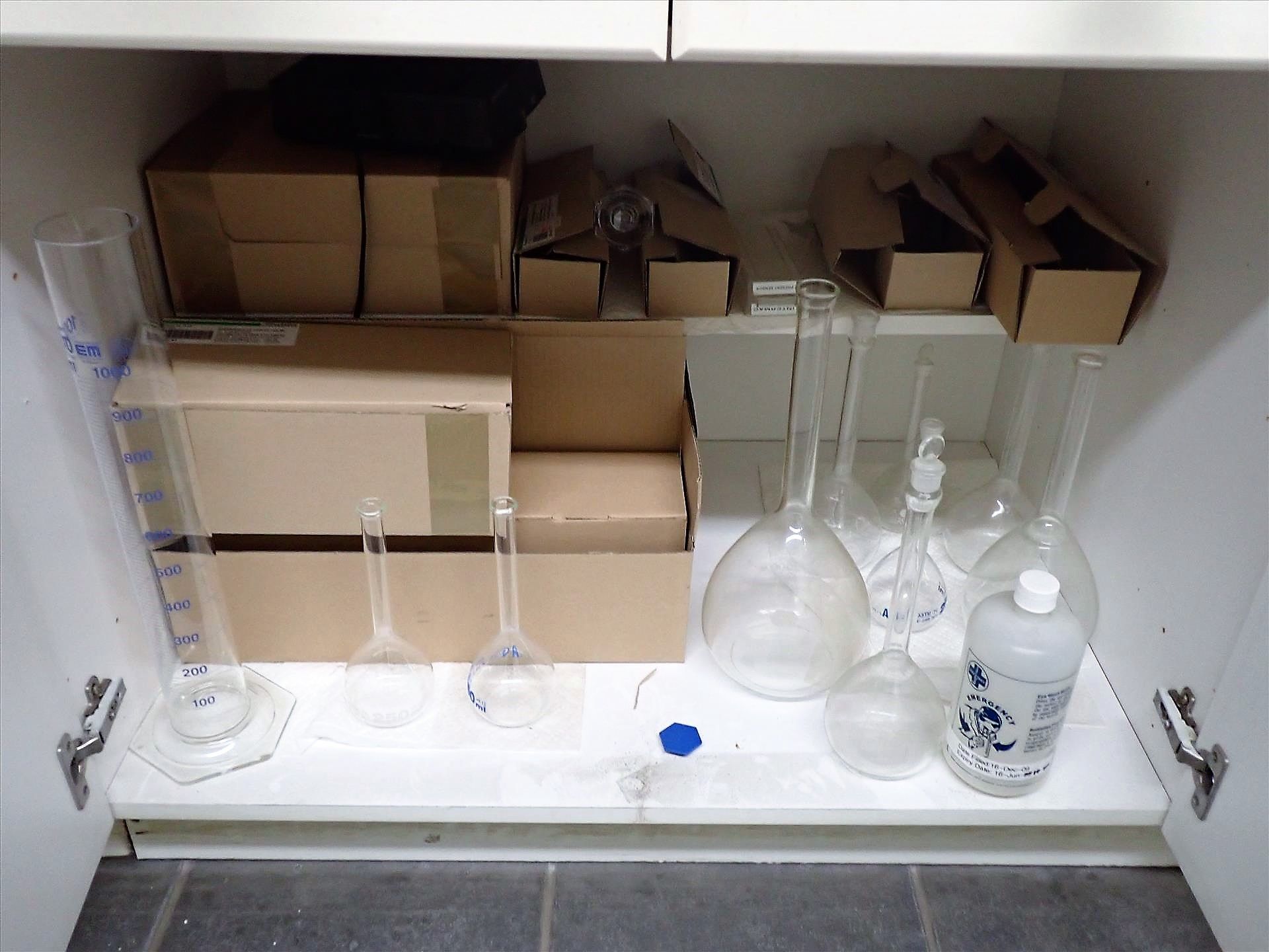 large qty. of misc. glass labware and consumables throughout lab - Image 7 of 10