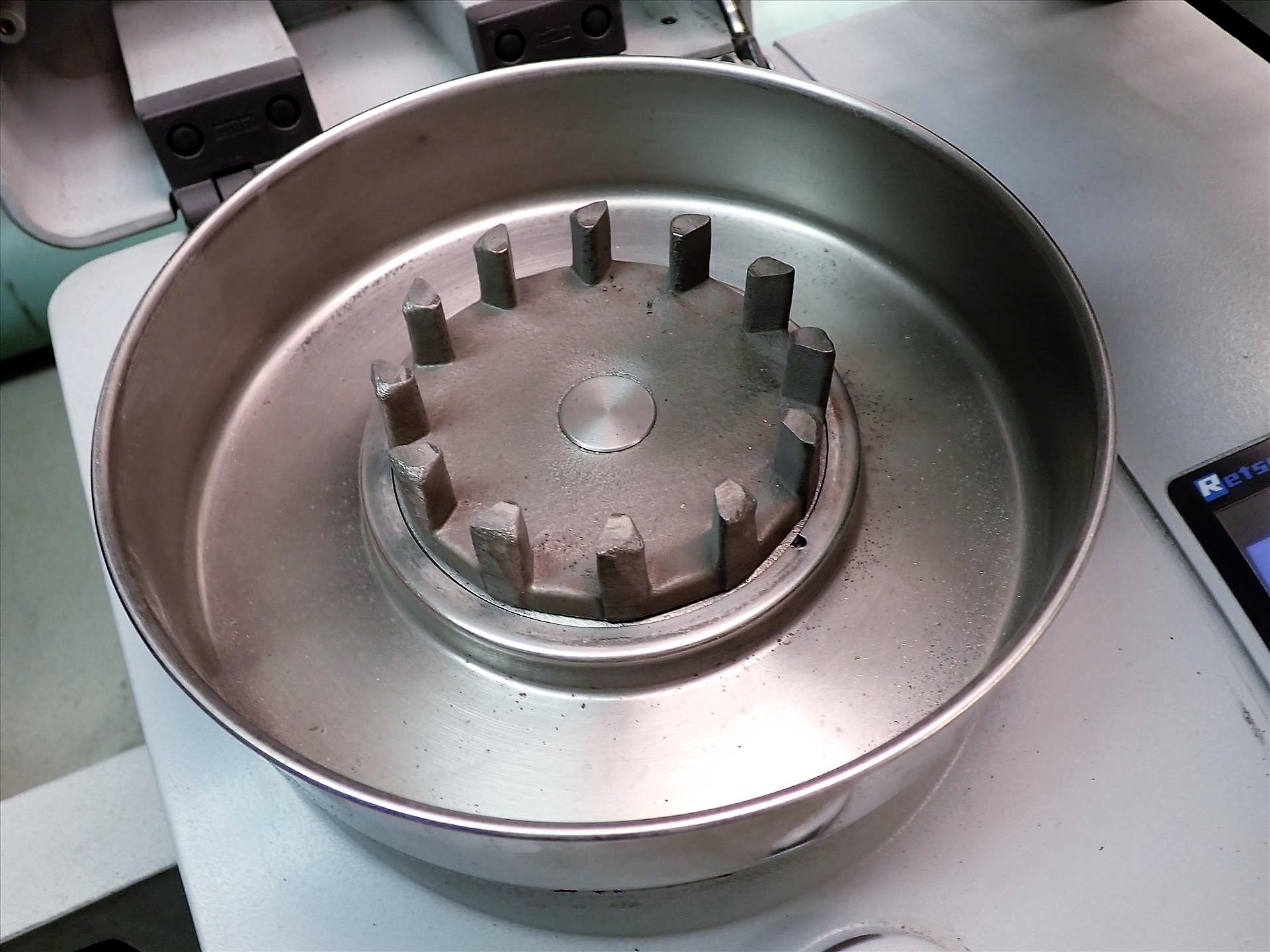 Retsch centrifugal mill, mod. ZM200, ser. no. 128230901L (2008) w/ DR100/75 vibratory feeder, ser. - Image 4 of 5