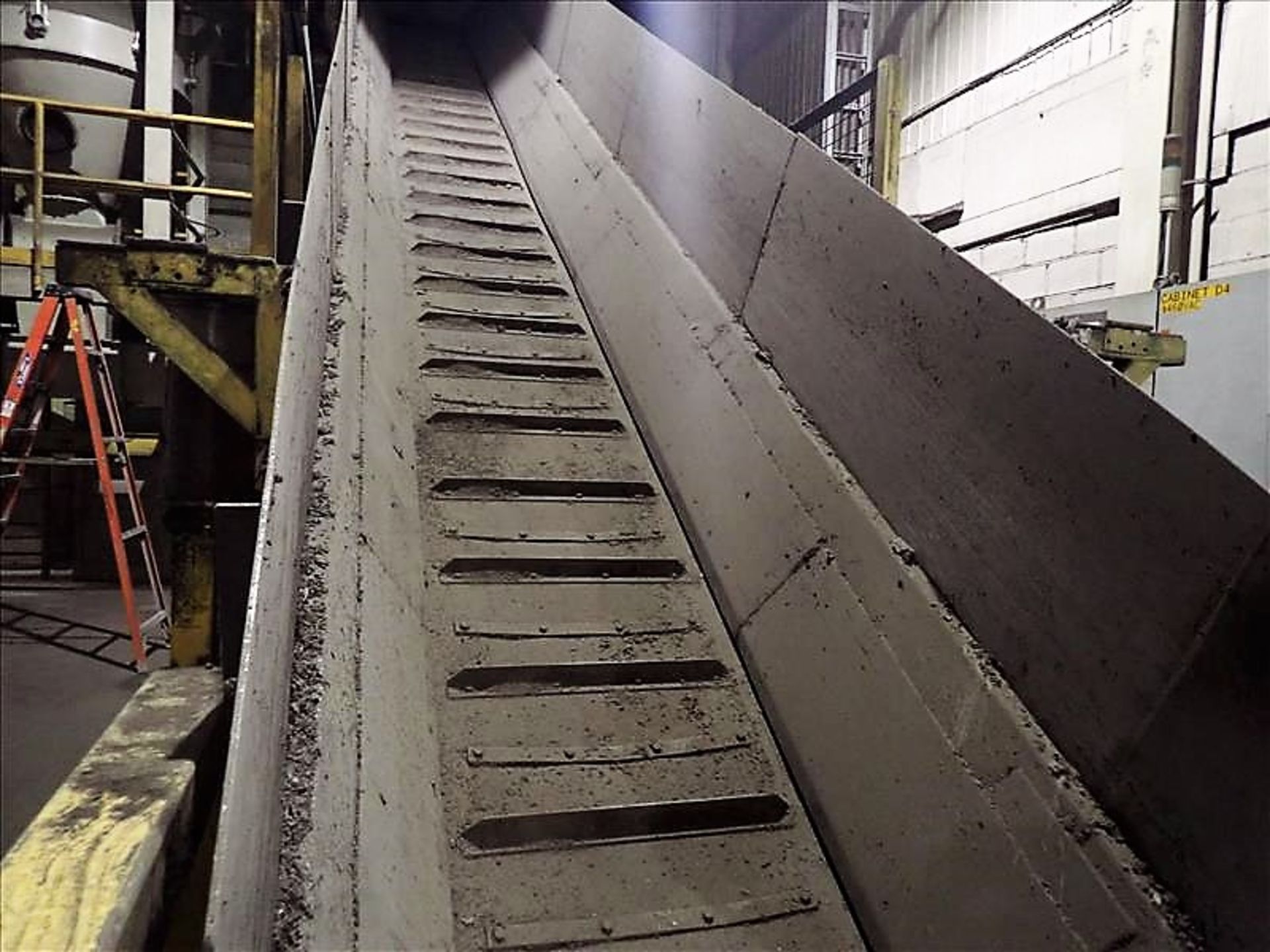 Inclined infeed conveyor, approx. 40" x 60', power, fluted belt (Subject to confirmation. The winner - Image 2 of 2