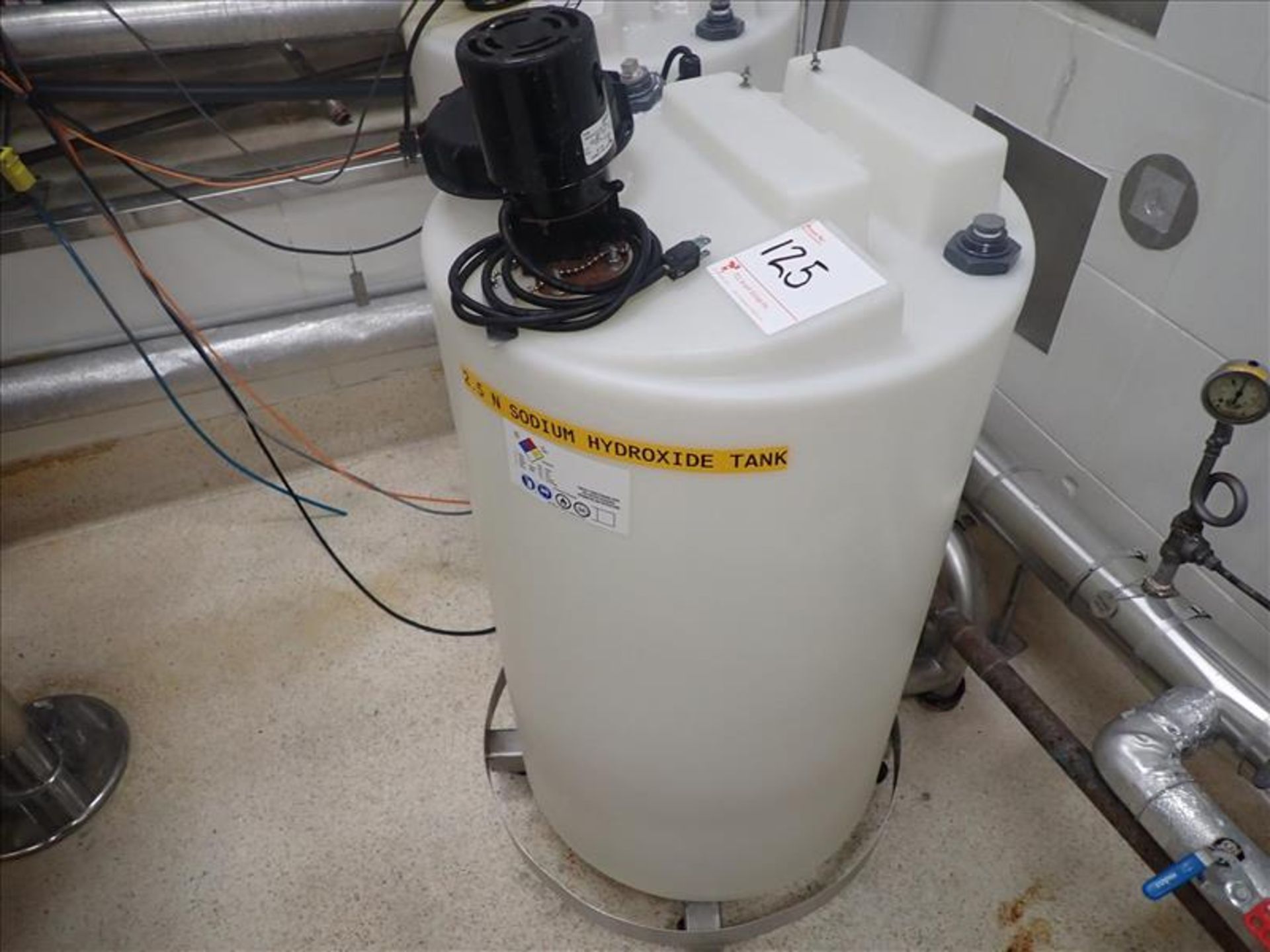 poly tank, 200 L cap. w/ Neptune 1 hp mixer