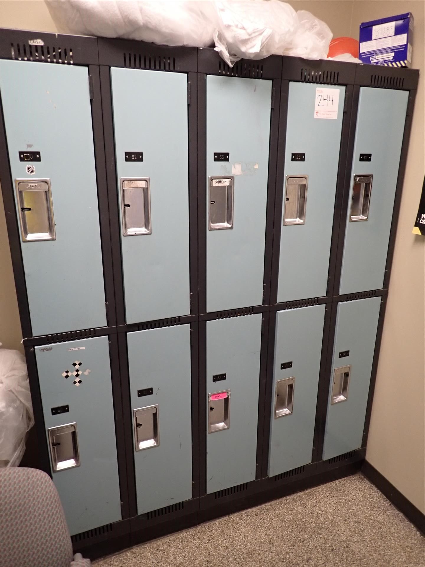 (14) 1/2-door lockers