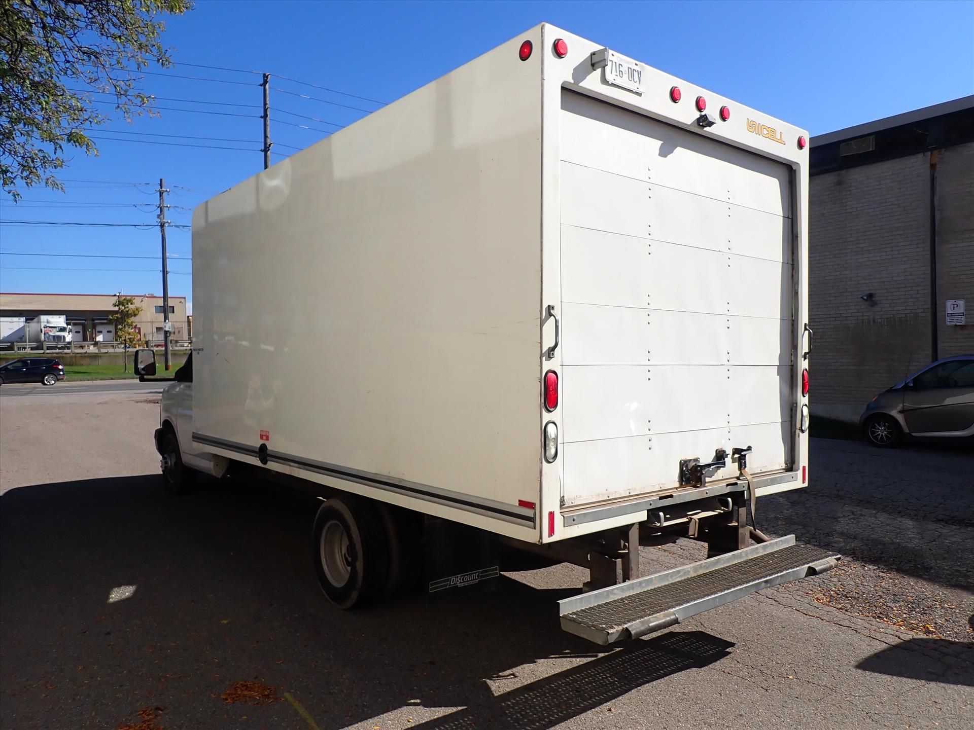 2008 GMC 3500 Savana cube van, 158275 km, 6.0 L Vortec eng., gas, dual rears, 4500 kg cap., VIN - Image 3 of 16