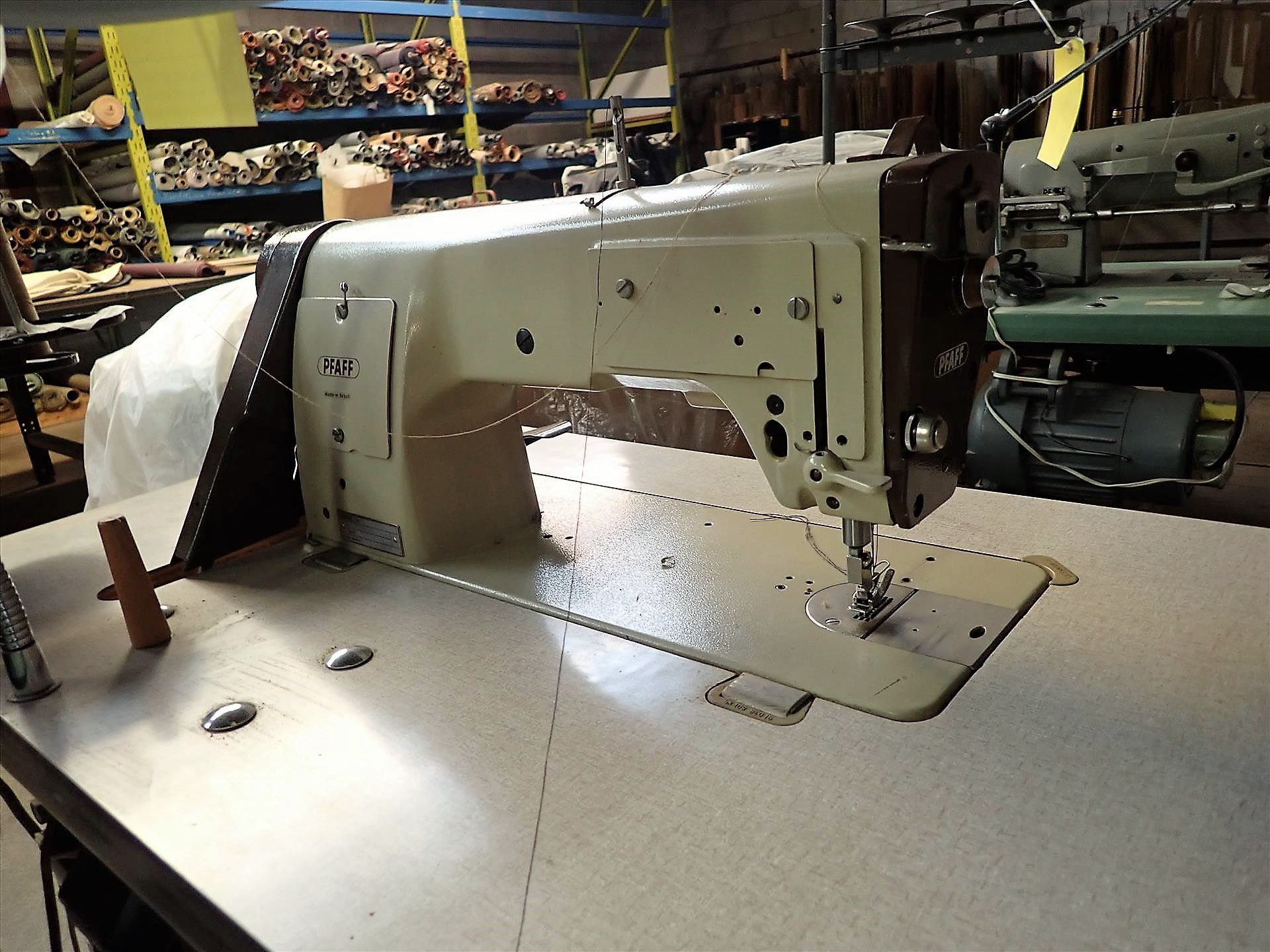 Pfaff '563' industrial sewing machine, mod. 901-0563-003/005, S/N 1520646, 10 in. throat, 1/2 hp c/w - Image 3 of 6