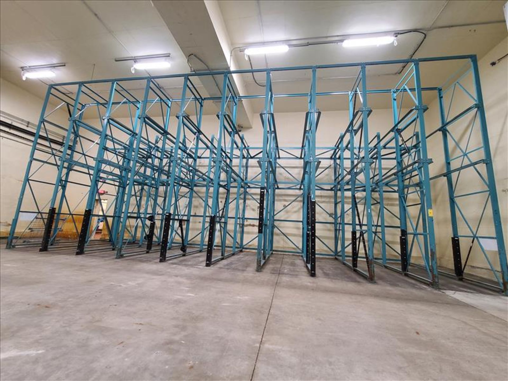 [LOT] 10 section drive in pallet rack, 16' x 50"w (11) upright, 189" x 50"w (11) upright, 12'9" rail