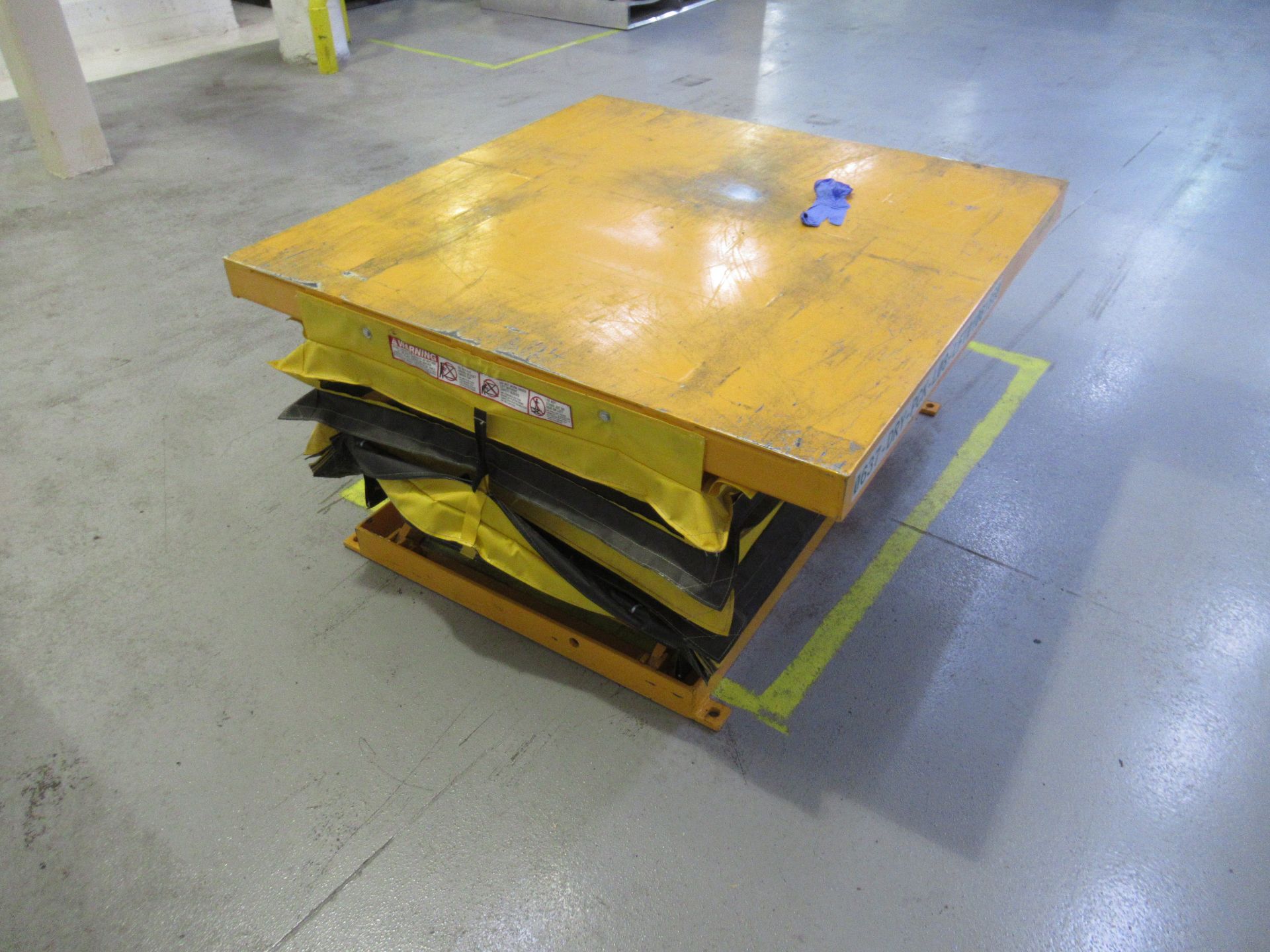 Econo-lift pallet lift, 48" x 48", 4500 lbs. cap. [Packaging Area]