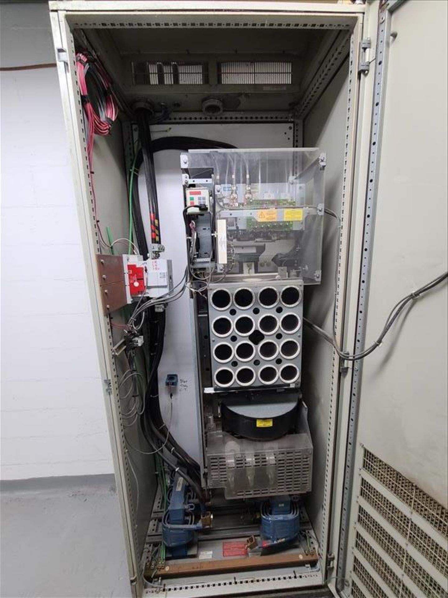 Siemens control cabinet, mod 6SE72323FG003ABB2, s/n 6SE728LBHM1, with variable frequency drive, - Image 2 of 3