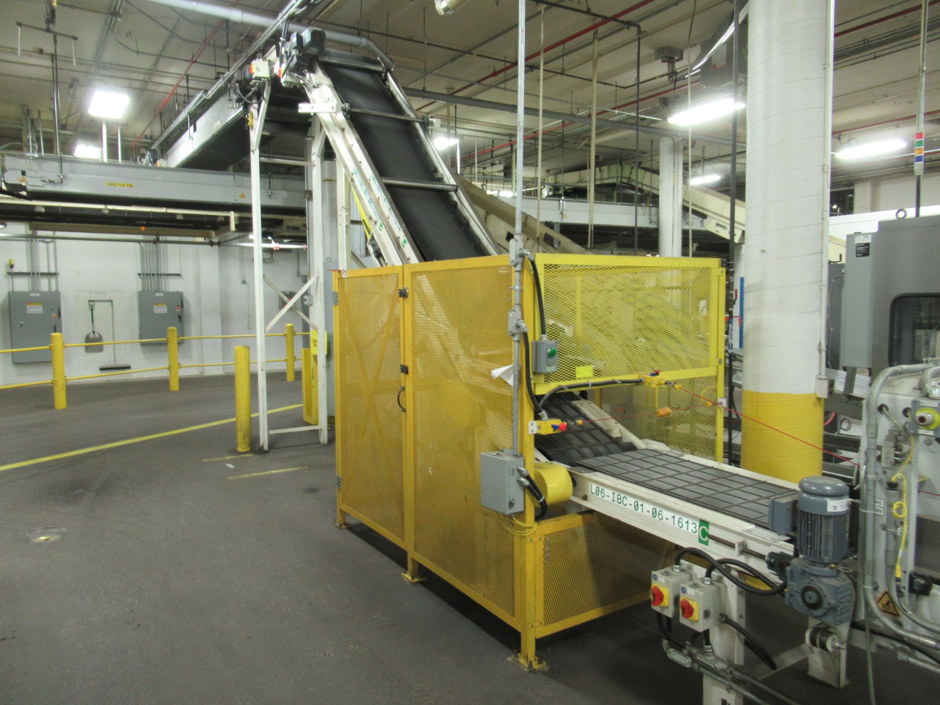 Power roller belt conveyor incline to palletizer, 127'l x 22"w [Palletizing Area]