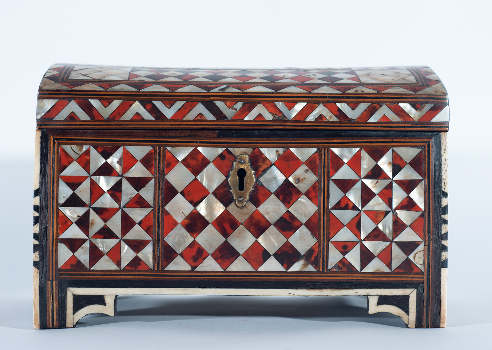 Important Ottoman chest in ebony, rosewood, mother-of-pearl and tortoiseshell, Turkey, 18th century - Image 2 of 5